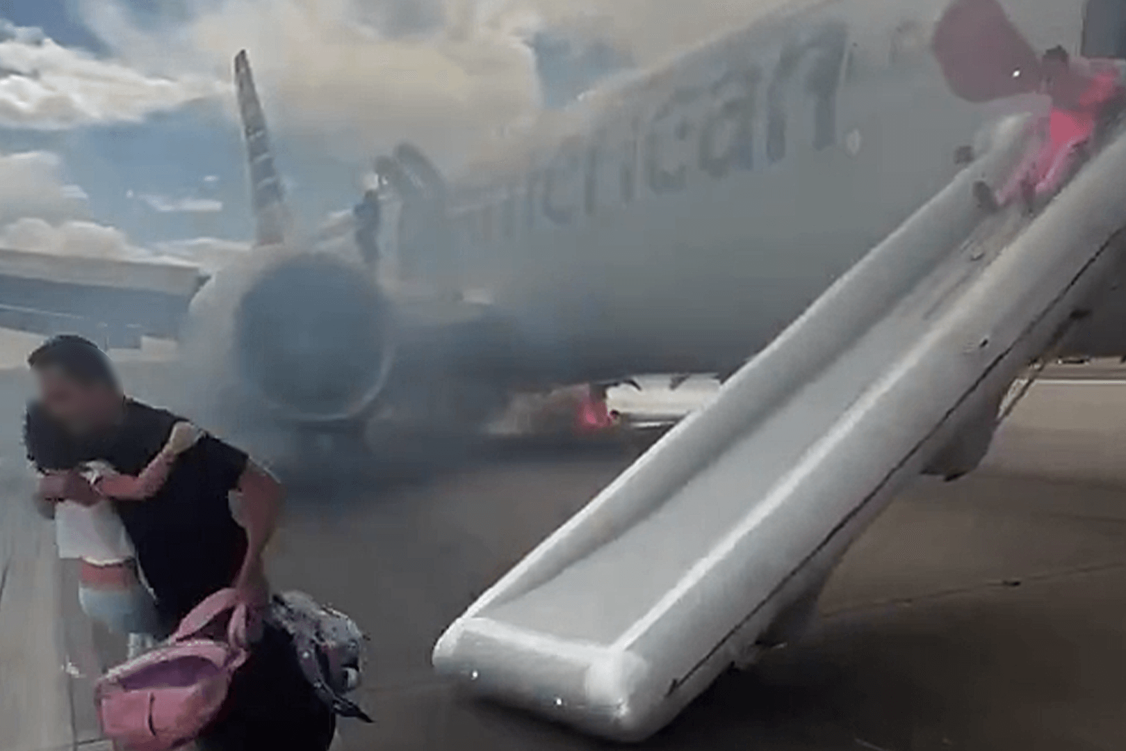 Mehr als 150 Passagiere eines American-Airlines-Flugs sind am Samstag über eine Notrutsche evakuiert worden, nachdem es beim Start zu einem Zwischenfall mit dem Fahrwerk gekommen war. Mehr als 150 Passagiere eines American-Airlines-Flugs sind am Samstag über eine Notrutsche evakuiert worden, nachdem es beim Start zu einem Zwischenfall mit dem Fahrwerk gekommen war.