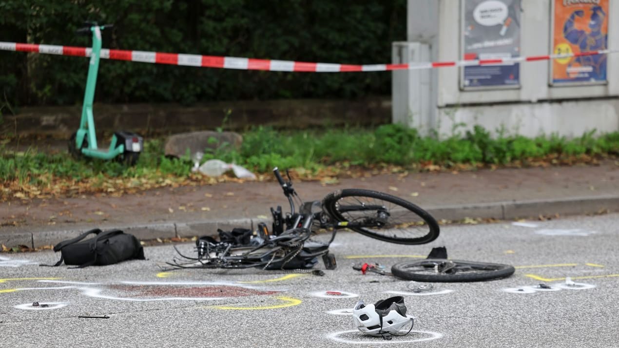 Das zerstörte Fahrrad der toten Frau: Einsatzkräfte sperrten den Unfallort weiträumig ab.