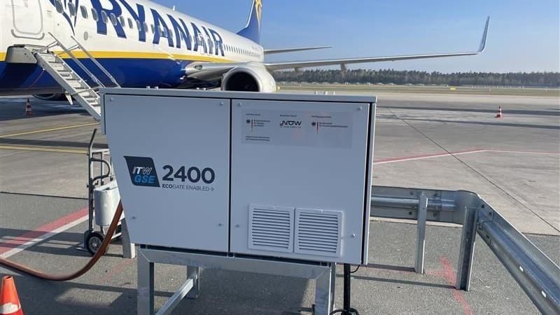 Eines der festinstallierten Bodenstromgeräte: Vier solcher Geräte stehen am Nürnberger Flughafen auf dem Vorfeld.