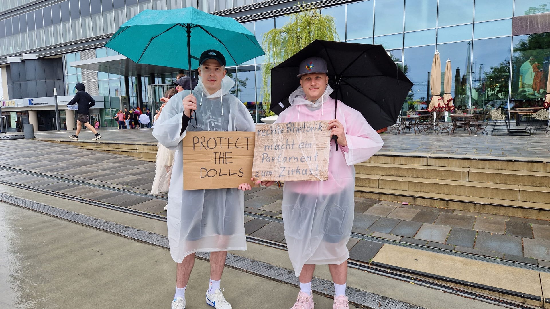 Benedikt und Christian beim CSD: Das Paar sorgt sich um die Rechte von queeren Mesnchen.