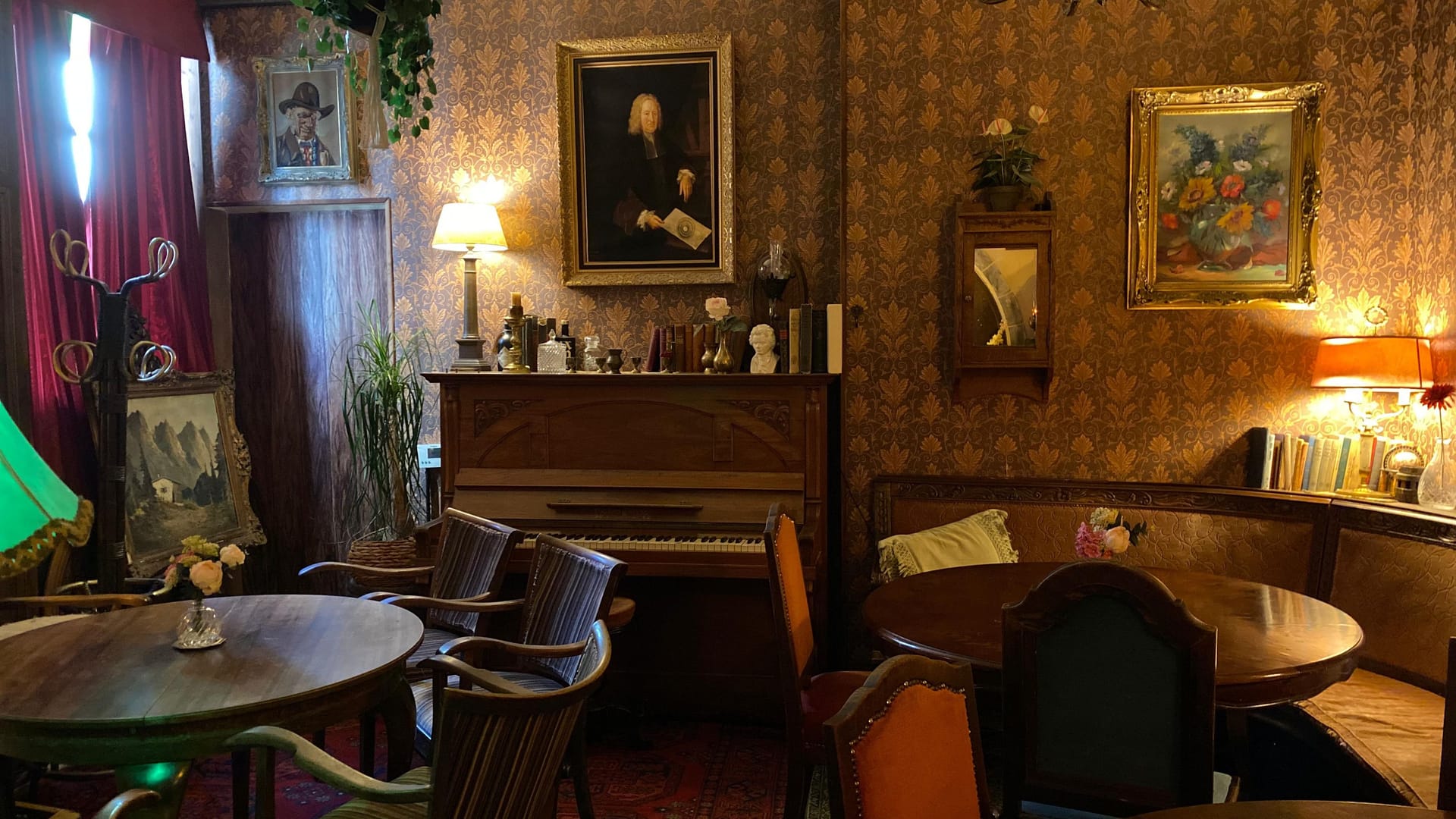 Das Innere der Absinth Bar: Die Einrichtungsgegenstände sind zum Teil mehr als 120 Jahre alt.