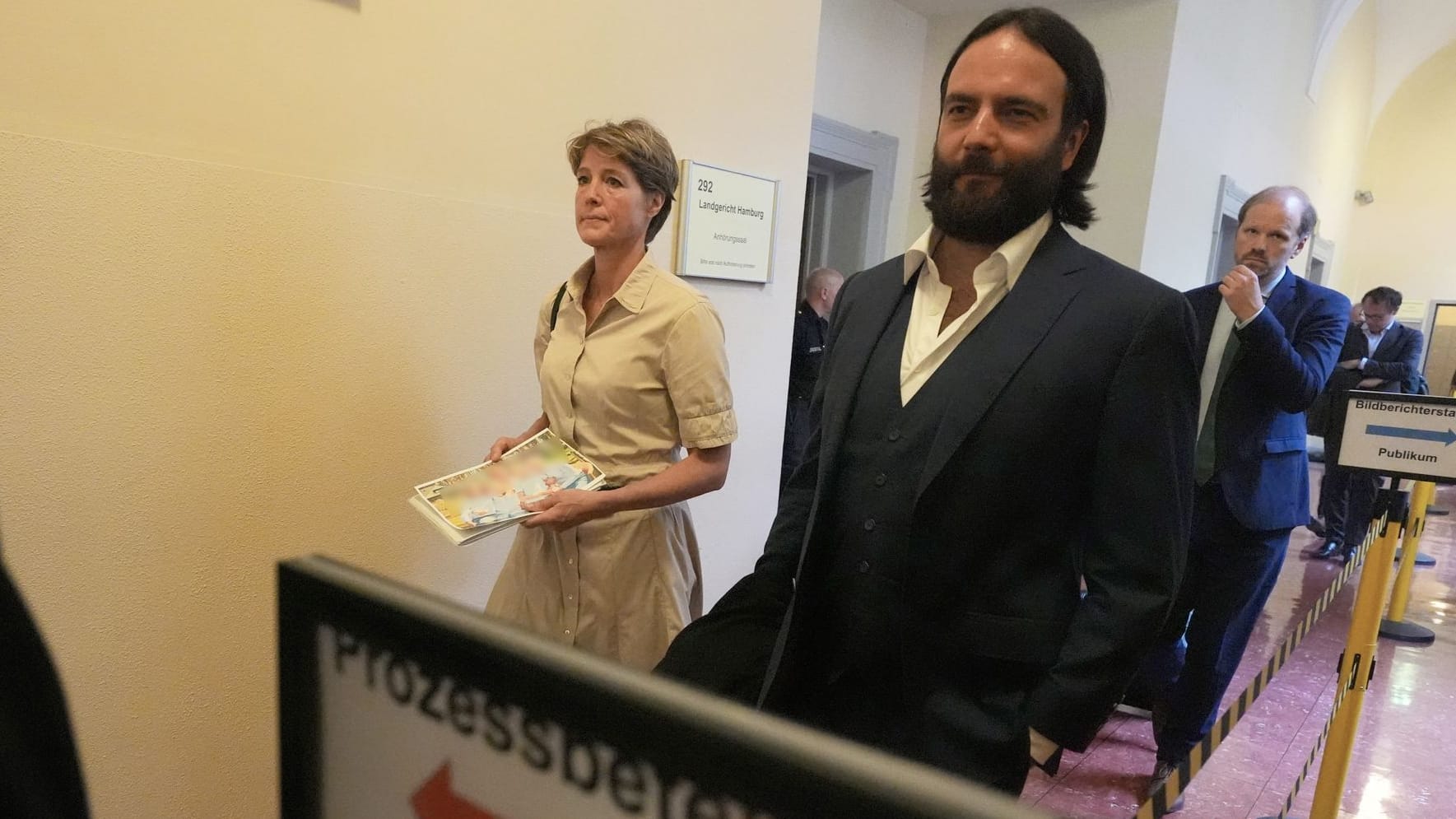 Die Angeklagte Christina Block hat ein Foto dabei, das sie und ihre vier Kinder zeigt.