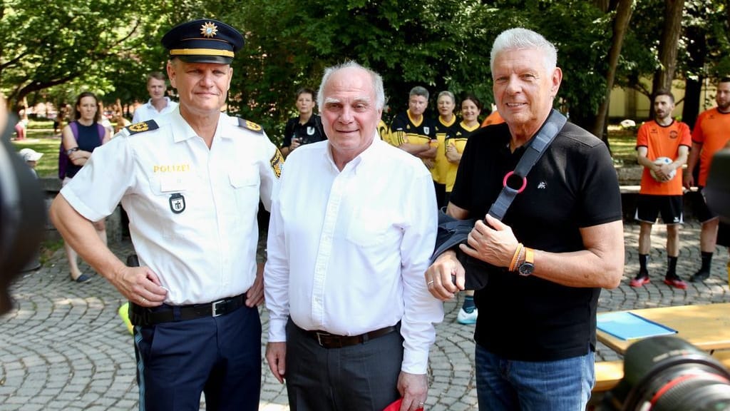 Polizeipräsident Thomas Hampel (v l n r), Uli Hoeneß vom FC Bayern und Münchens OB Dieter Reiter (SPD): Sie haben im Alten Botansichen Garten neue Sportangebote eröffnet. Polizeipräsident Thomas Hampel (v l n r), Uli Hoeneß vom FC Bayern und Münchens OB Dieter Reiter (SPD): Sie haben im Alten Botansichen Garten neue Sportangebote eröffnet.