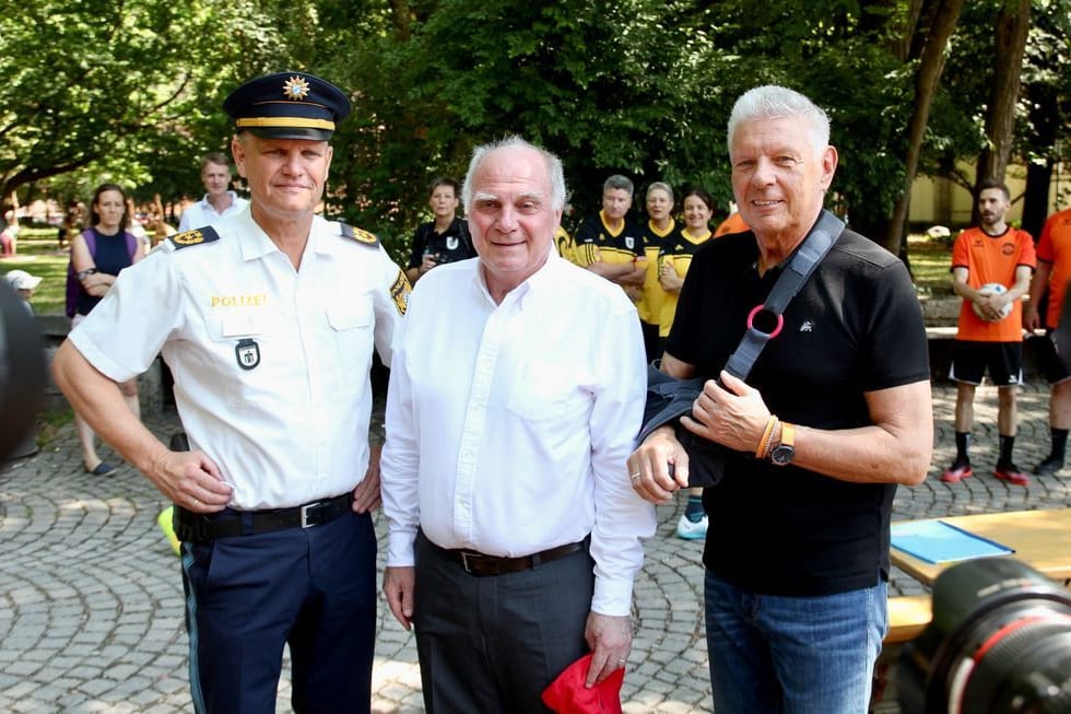 Polizeipräsident Thomas Hampel (v l n r), Uli Hoeneß vom FC Bayern und Münchens OB Dieter Reiter (SPD): Sie haben im Alten Botansichen Garten neue Sportangebote eröffnet.
