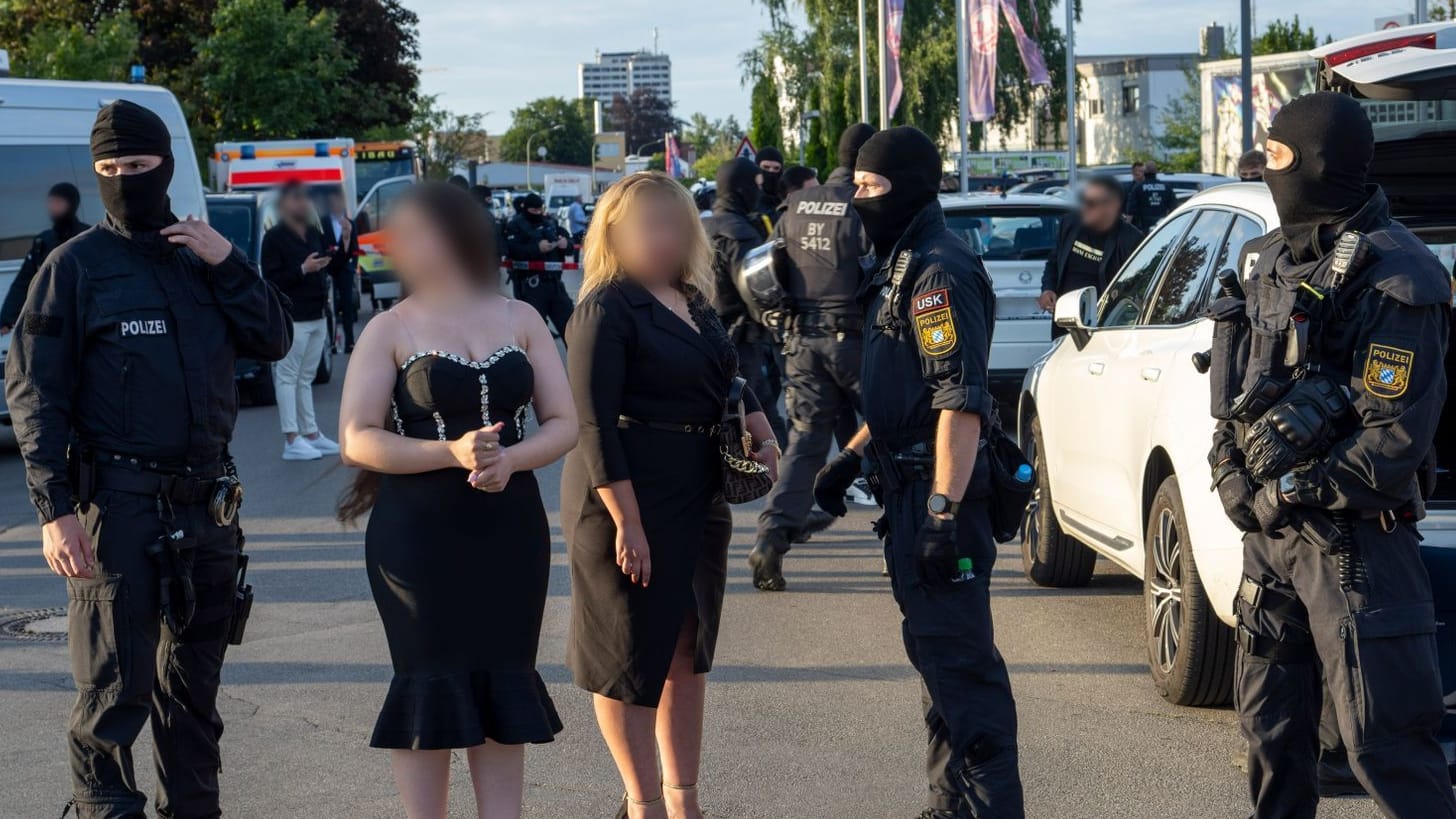 Polizisten sind in Königsbrunn bei einem Einsatz. Laut Polizei sollte auf der Veranstaltung mutmaßlich illegal Recht gesprochen werden.