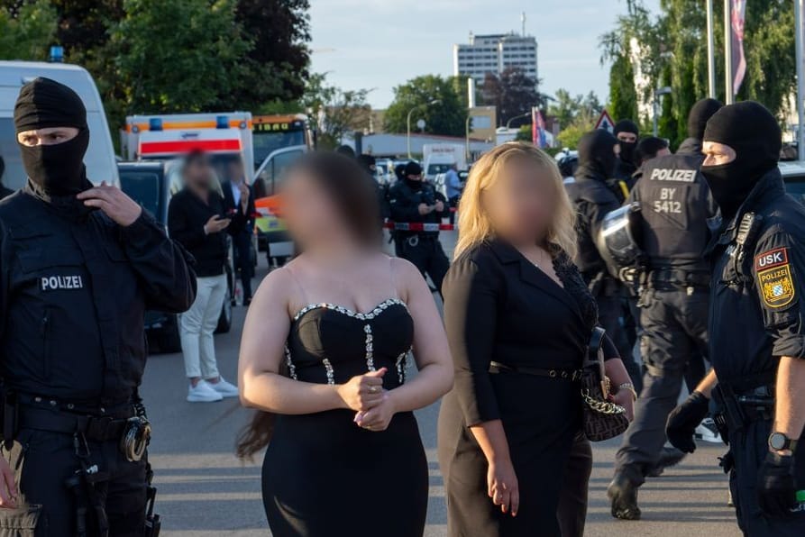 Polizisten sind in Königsbrunn bei einem Einsatz. Laut Polizei sollte auf der Veranstaltung mutmaßlich illegal Recht gesprochen werden.
