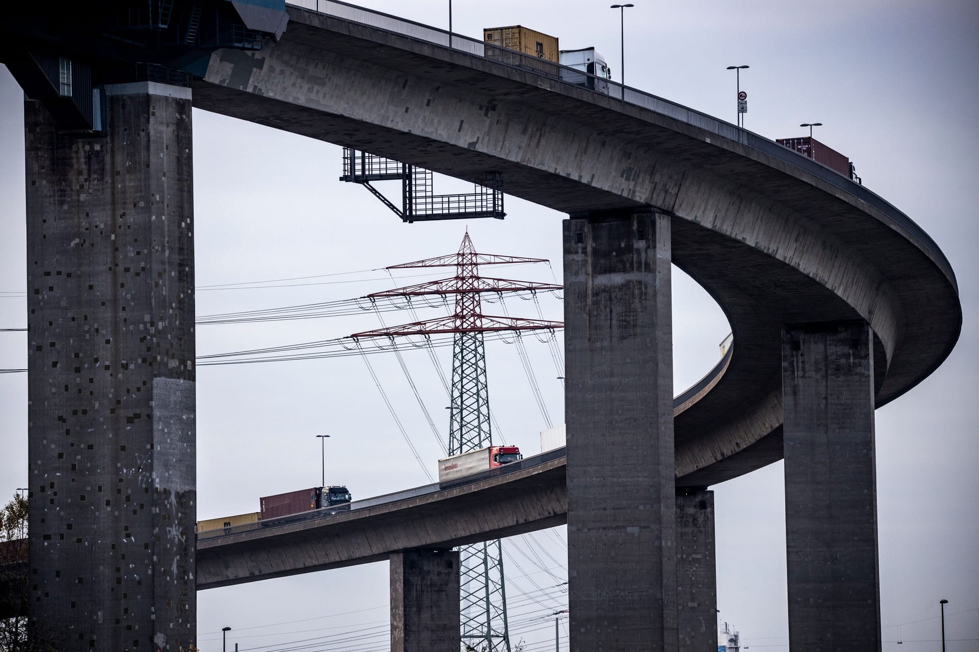 Lkws auf der Auffahrt zur Köhlbrandbrücke (Archivfoto): Das marode Bauwerk muss regelmäßig instandgesetzt werden.