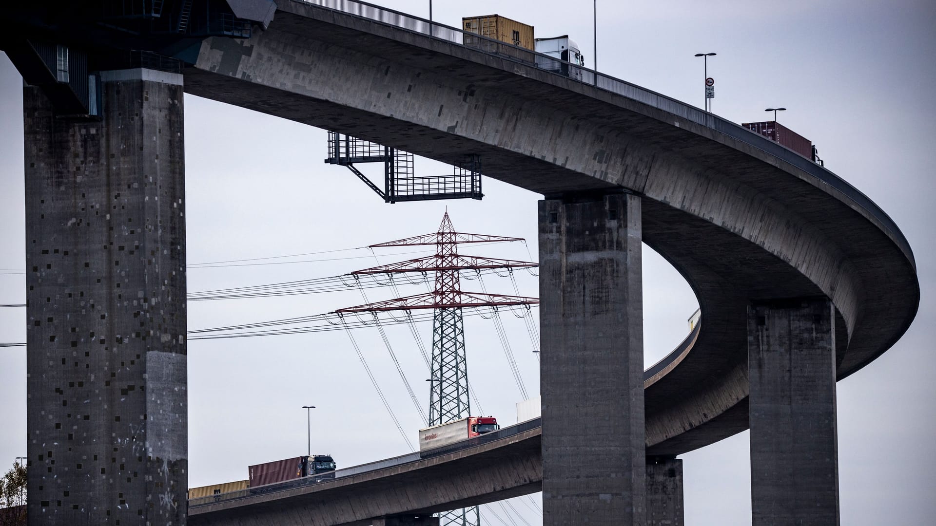 Lkws auf der Auffahrt zur Köhlbrandbrücke (Archivfoto): Das marode Bauwerk muss regelmäßig instandgesetzt werden.