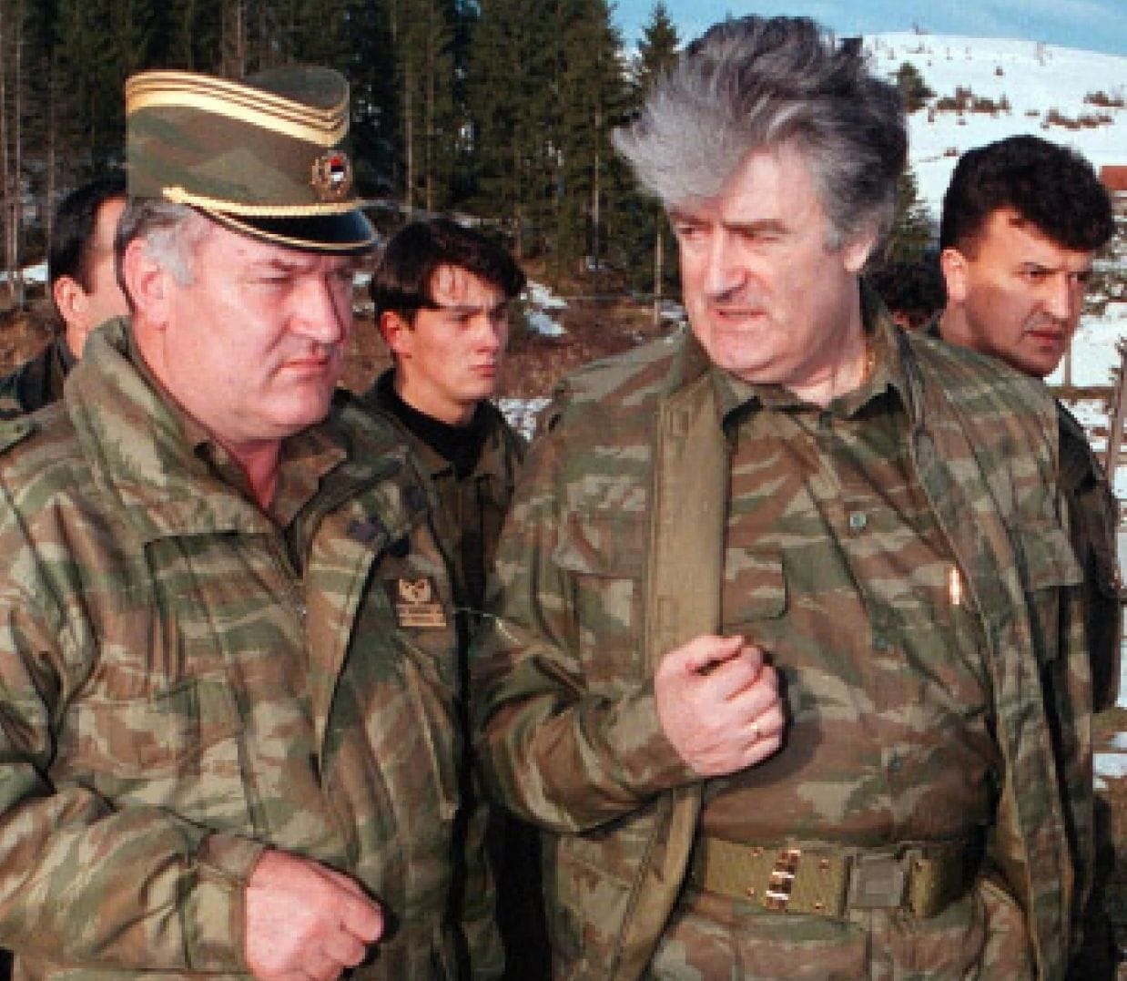 Radovan Karadžić (r.) mit General Ratko Mladić im Frühjahr 1995 auf Frontbesuch.