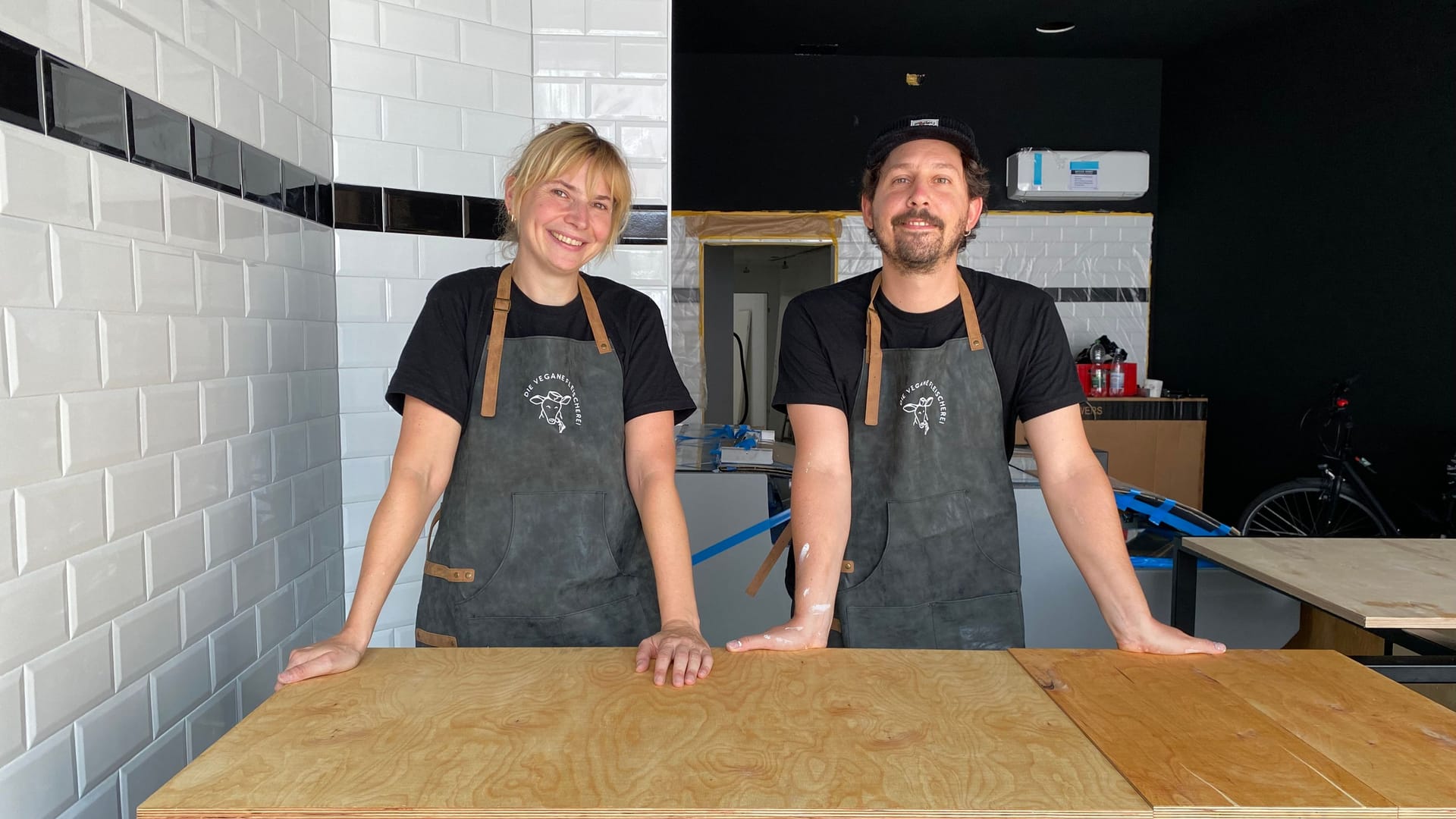 Die stolzen Gründer in ihrem Geschäft: Saskia Kiesewetter und Jan Lachmann haben noch viel zu tun, bis ihre vegane Fleischerei eröffnet. Die stolzen Gründer in ihrem Geschäft: Saskia Kiesewetter und Jan Lachmann haben noch viel zu tun, bis ihre vegane Fleischerei eröffnet.