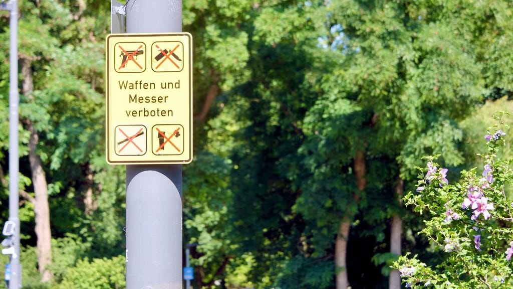 Ein Schild, das auf das Waffen- und Messerverbot in der Parkanlage hinweist: Auch Alkohol und Cannabis sind inzwischen tabu.