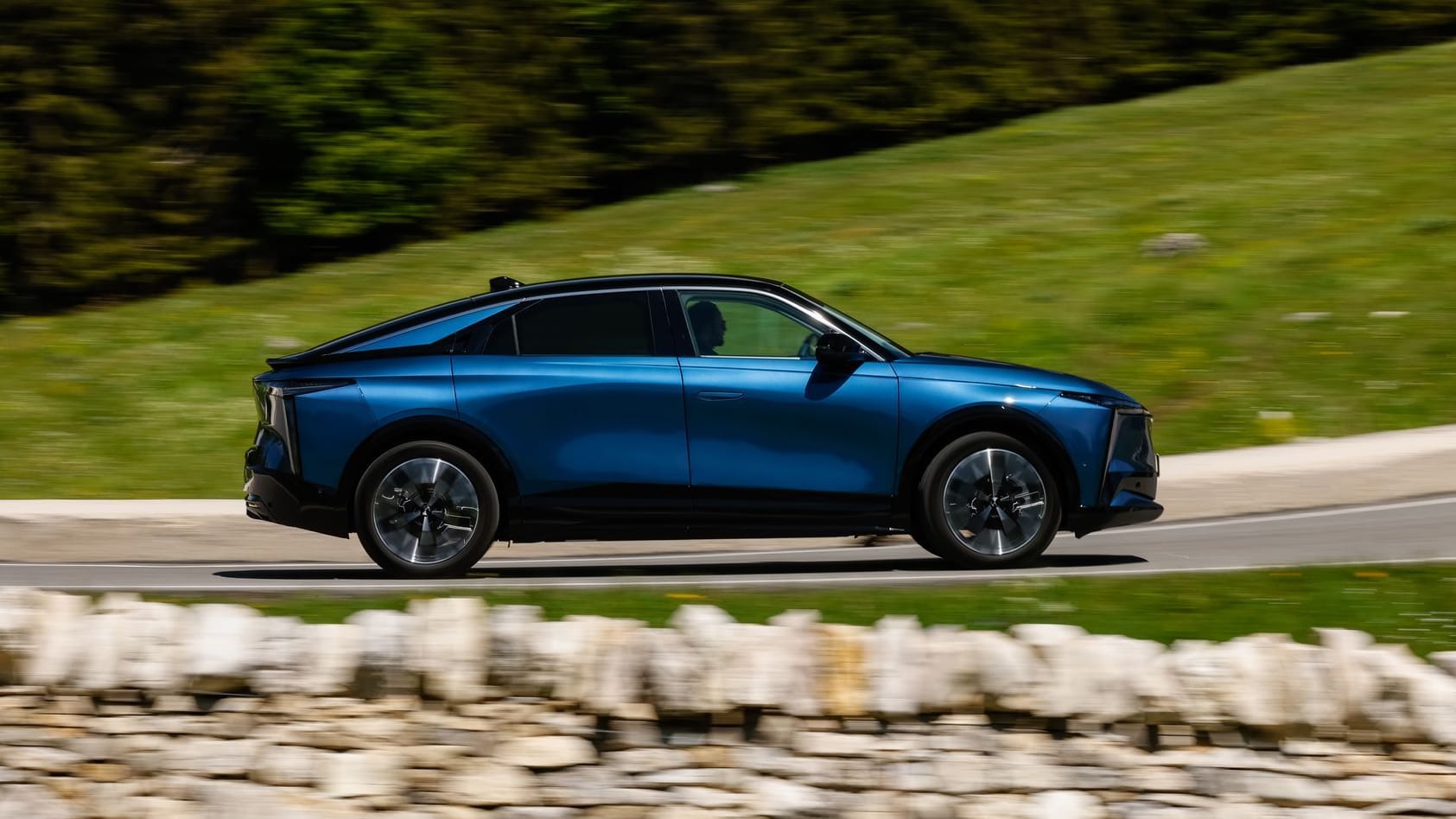 Was sehen Sie? Unser Tester mag sich nicht ganz eindeutig festlegen – und interpretiert den N°8 als Mélange aus Coupé, Limousine und SUV.