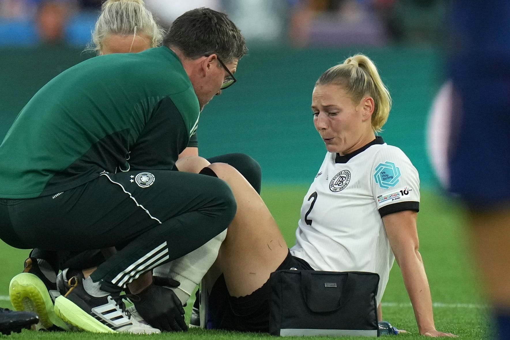 Sarai Linder wird auf dem Rasen behandelt: Für die Verteidigerin war im Viertelfinale gegen Frankreich früh Schluss.