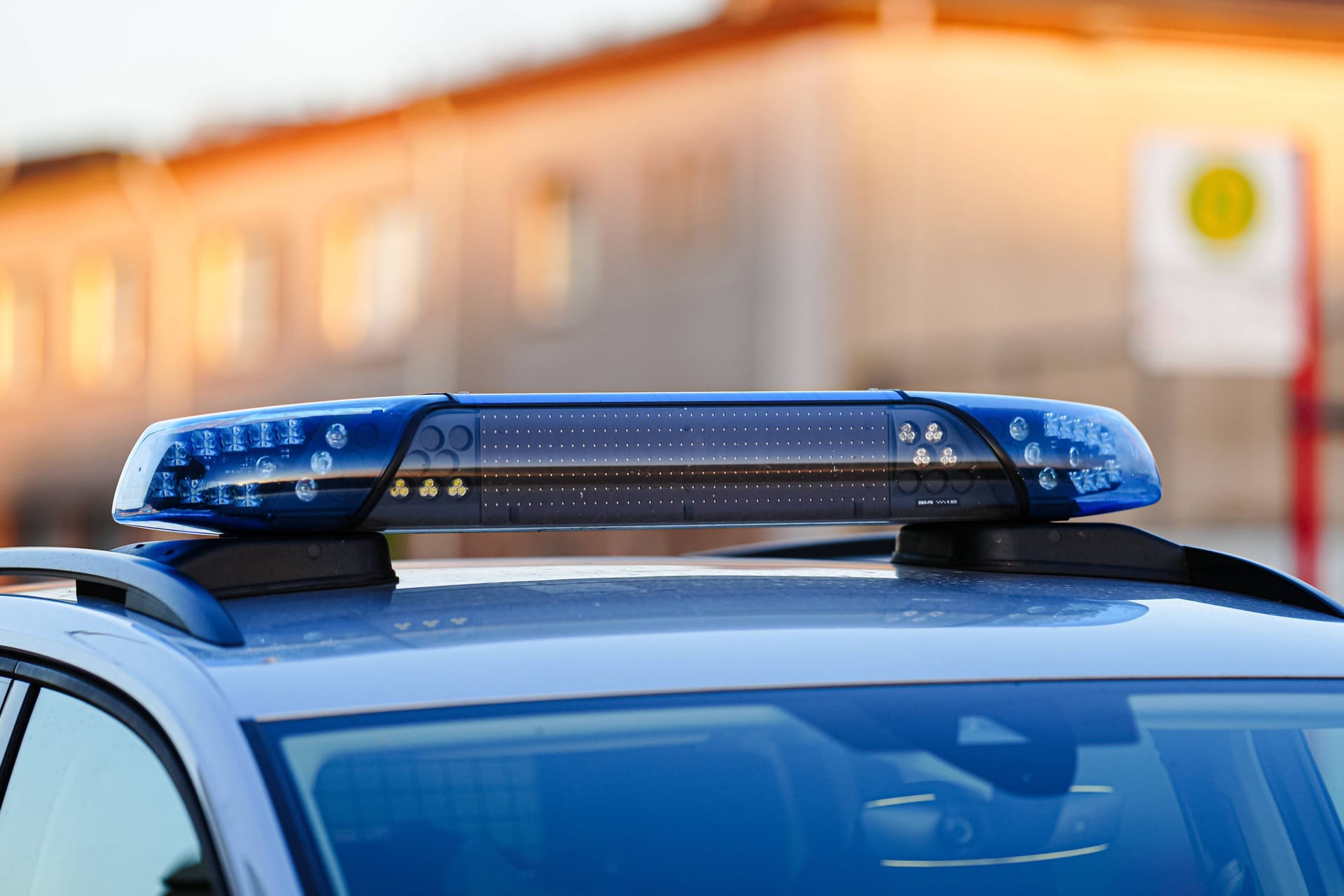 Einsatzwagen der Hamburger Polizei (Symbolfoto): Die Polizei ermittelt nach einem Vorfall im Stadtteil Nord.