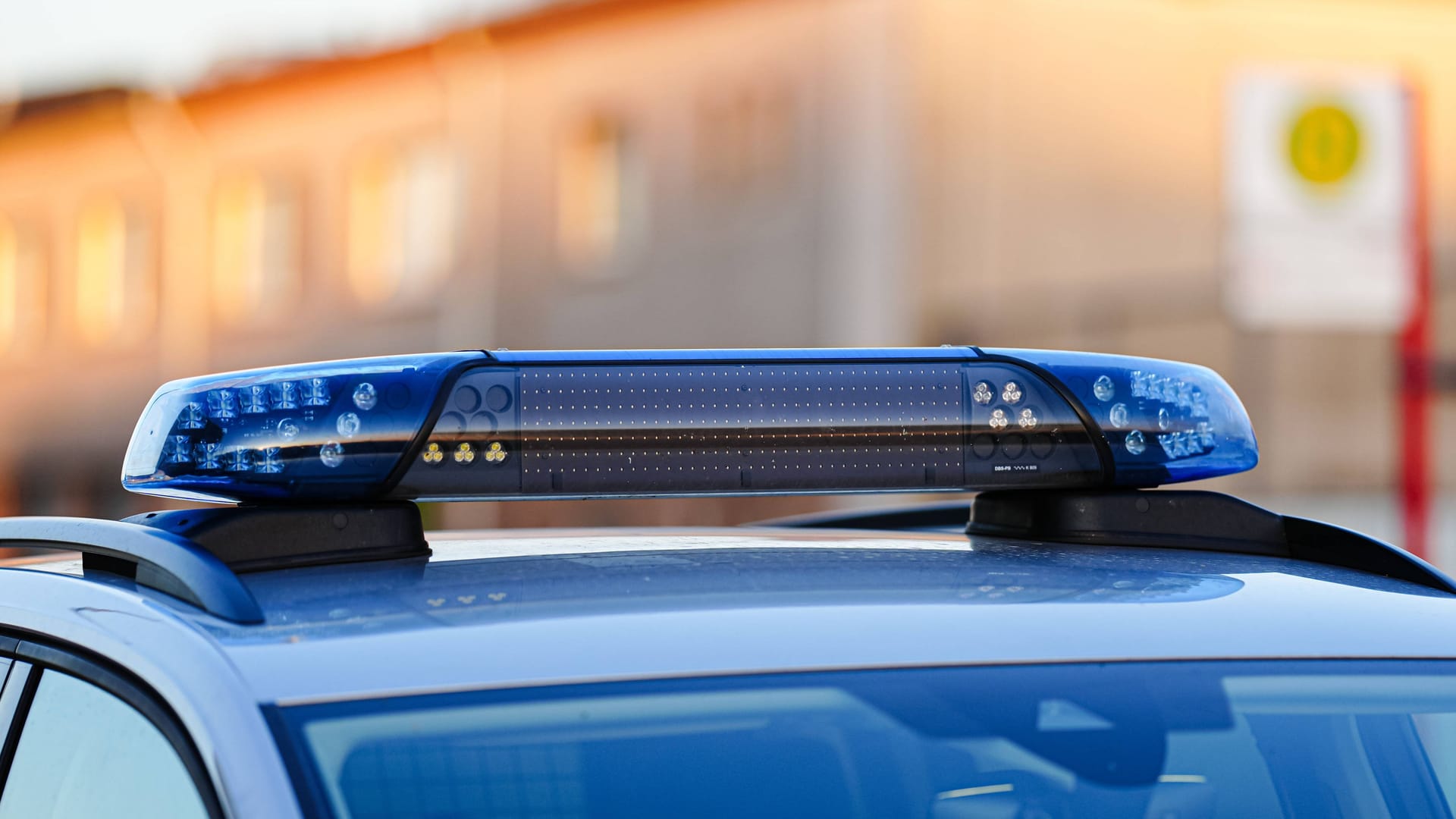 Einsatzwagen der Hamburger Polizei (Symbolfoto): Die Polizei ermittelt nach einem Vorfall im Stadtteil Nord. Einsatzwagen der Hamburger Polizei (Symbolfoto): Die Polizei ermittelt nach einem Vorfall im Stadtteil Nord.