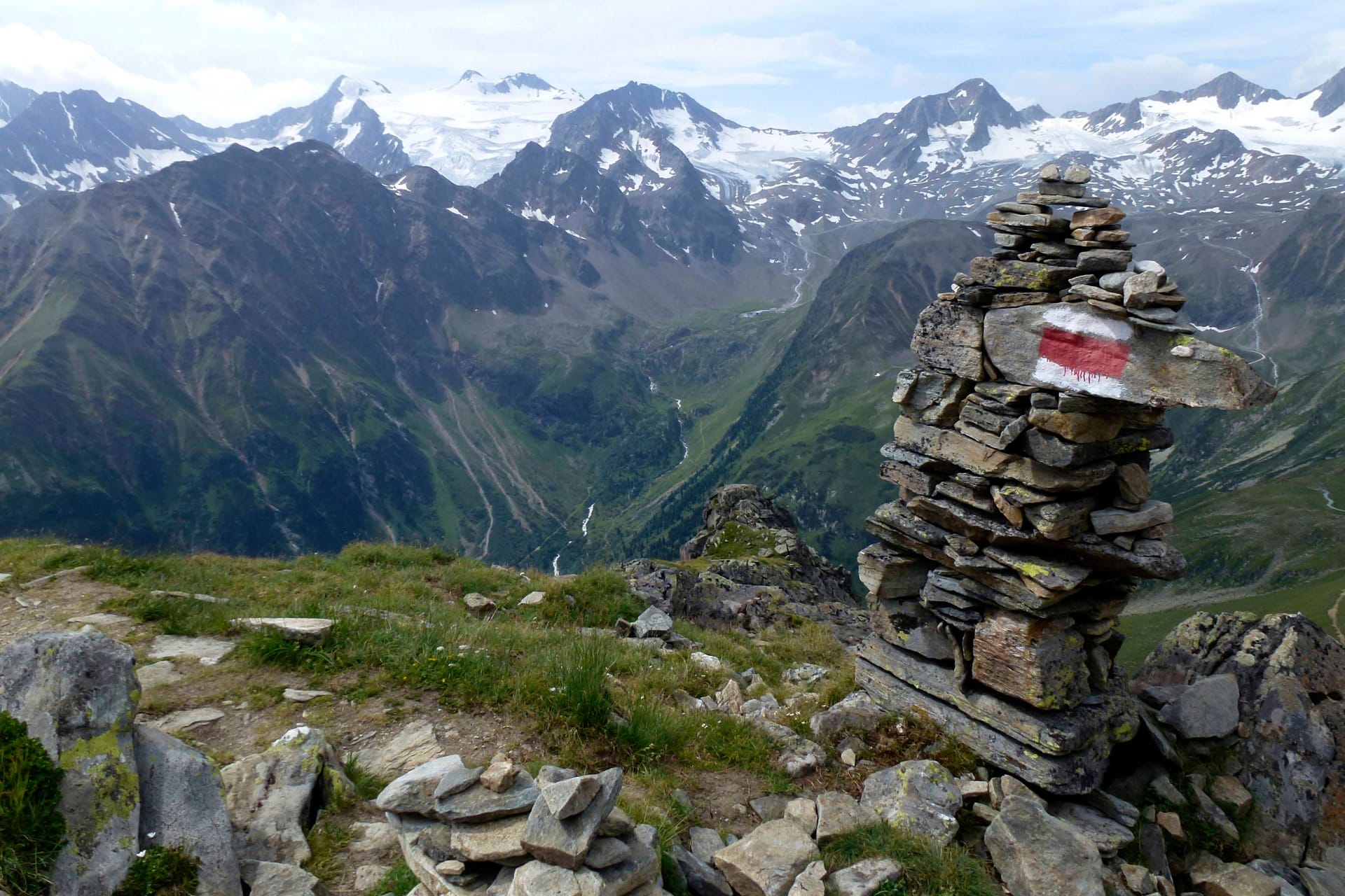 Der Stubaier Höhenweg durch die Alpen (Archivbild): Zwei Bergsteiger sterben, ein dritter muss hilflos zusehen.