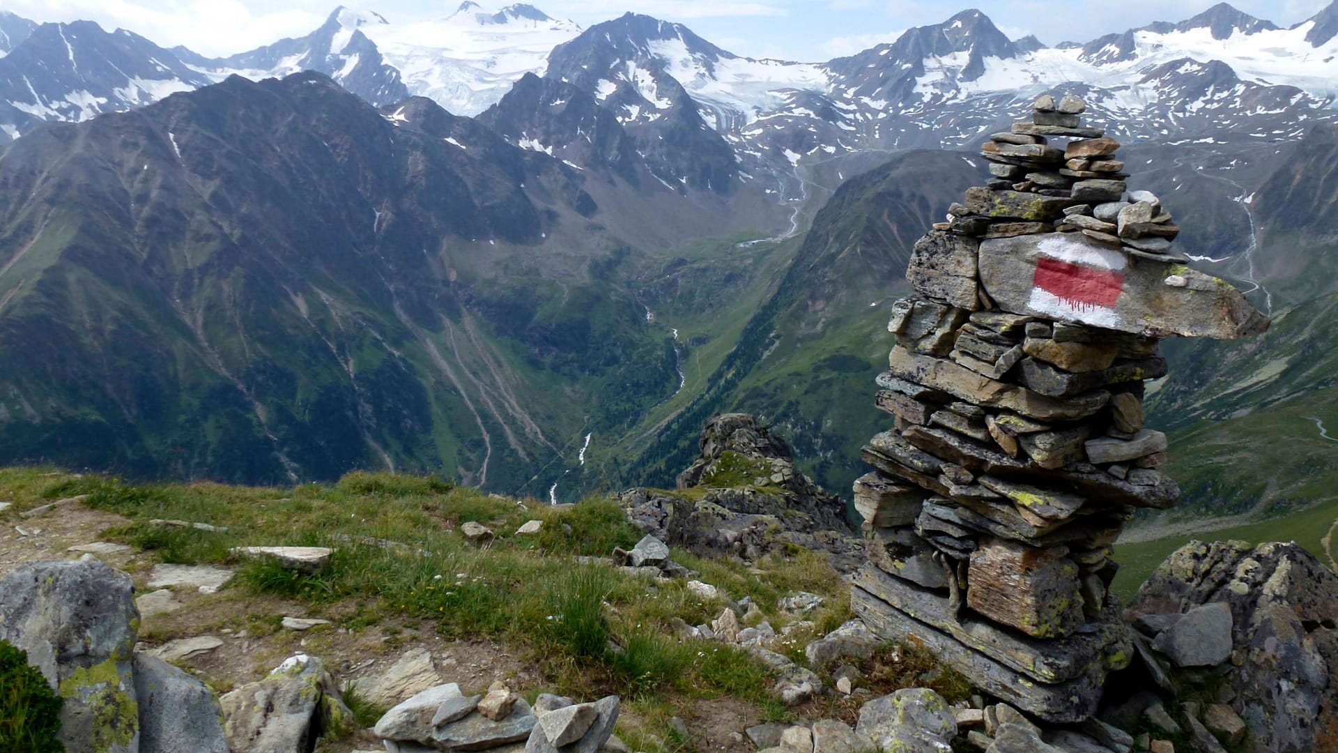 Der Stubaier Höhenweg durch die Alpen (Archivbild): Zwei Bergsteiger sterben, ein dritter muss hilflos zusehen.