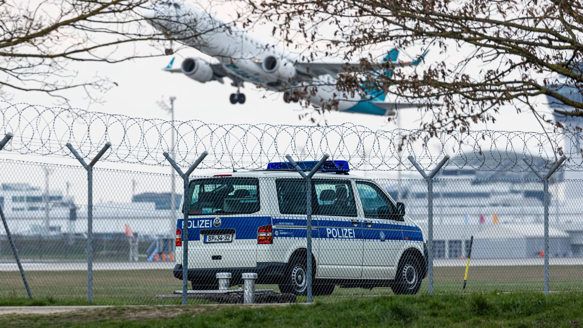 Die Bundespolizei patrouilliert am Münchner Flughafen (Archivbild):