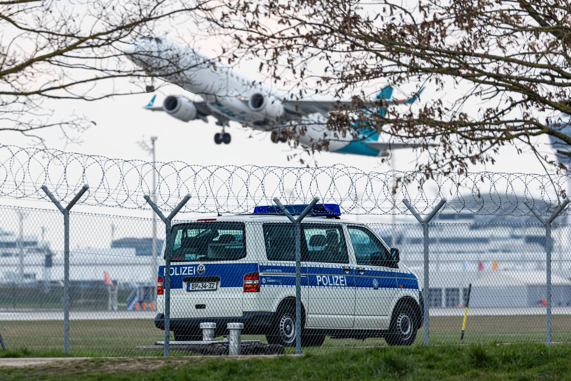 Die Bundespolizei patrouilliert am Münchner Flughafen (Archivbild):