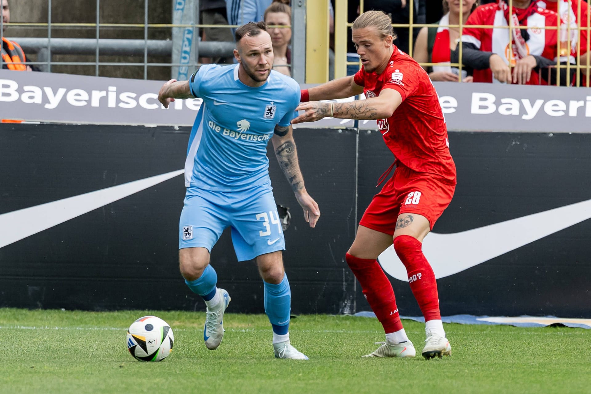 Patrick Hobsch (l.) im Duell mit Essens Tom Moustier (Archivbild): In der Vorsaison gewann beide Teams je eines der Aufeinandertreffen.