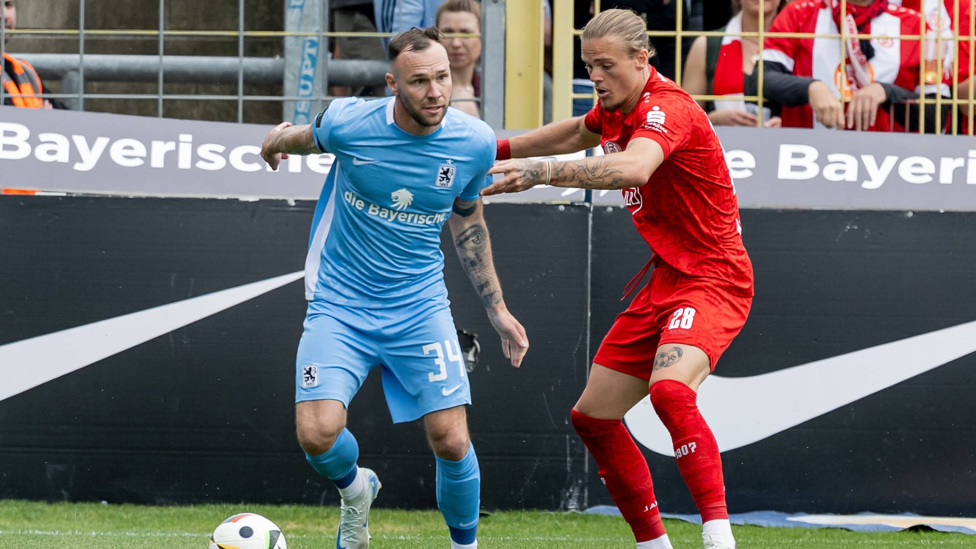 Patrick Hobsch (l.) im Duell mit Essens Tom Moustier (Archivbild): In der Vorsaison gewann beide Teams je eines der Aufeinandertreffen.