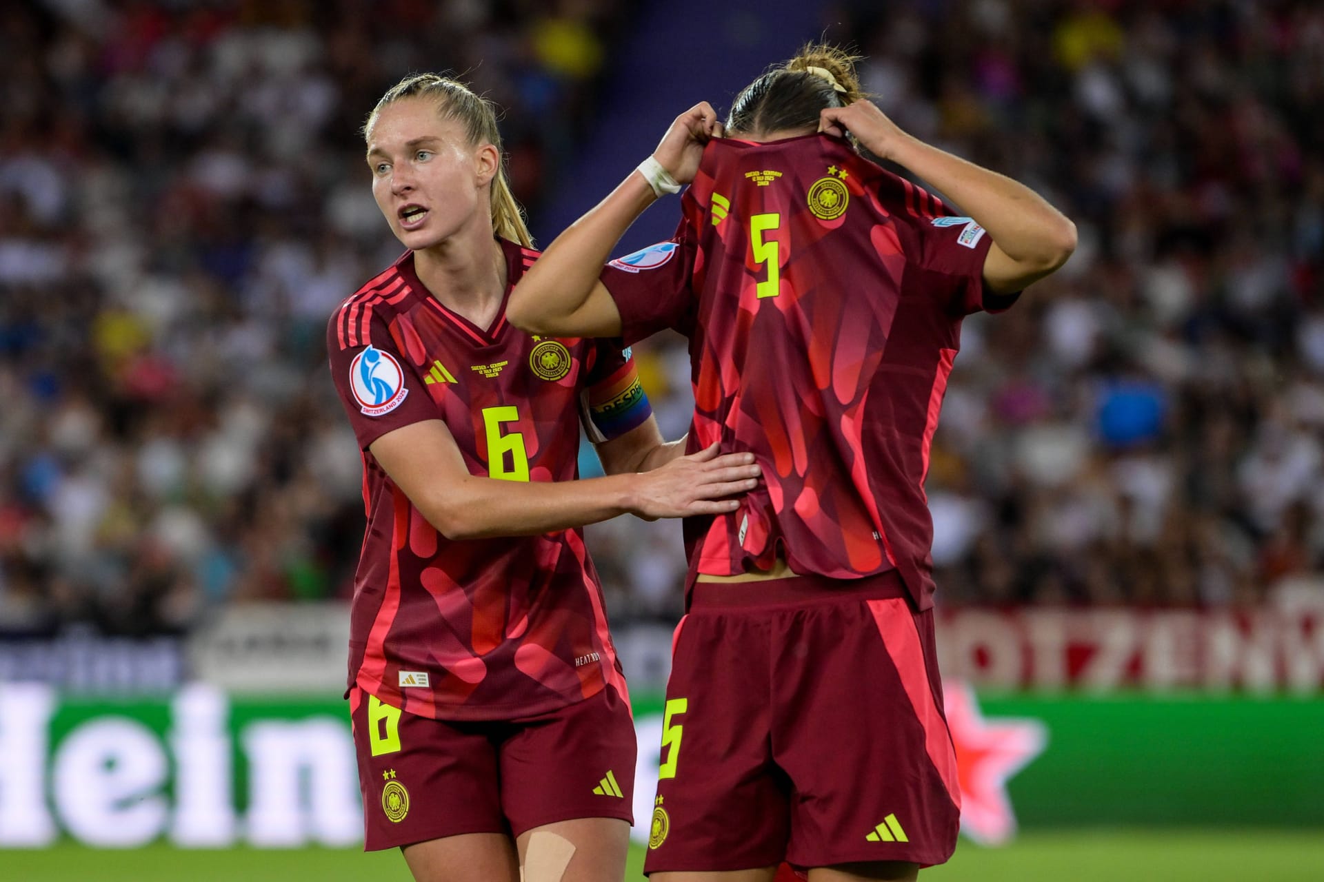 Das deutsche Frauen-Nationalteam hatte sich für das letzte EM-Gruppenspiel viel vorgenommen. Das Duell gegen Schweden entwickelte sich allerdings zu einer Gruselshow – und endete in einem 1:4-Debakel. Die Einzelkritik. Das deutsche Frauen-Nationalteam hatte sich für das letzte EM-Gruppenspiel viel vorgenommen. Das Duell gegen Schweden entwickelte sich allerdings zu einer Gruselshow – und endete in einem 1:4-Debakel. Die Einzelkritik.