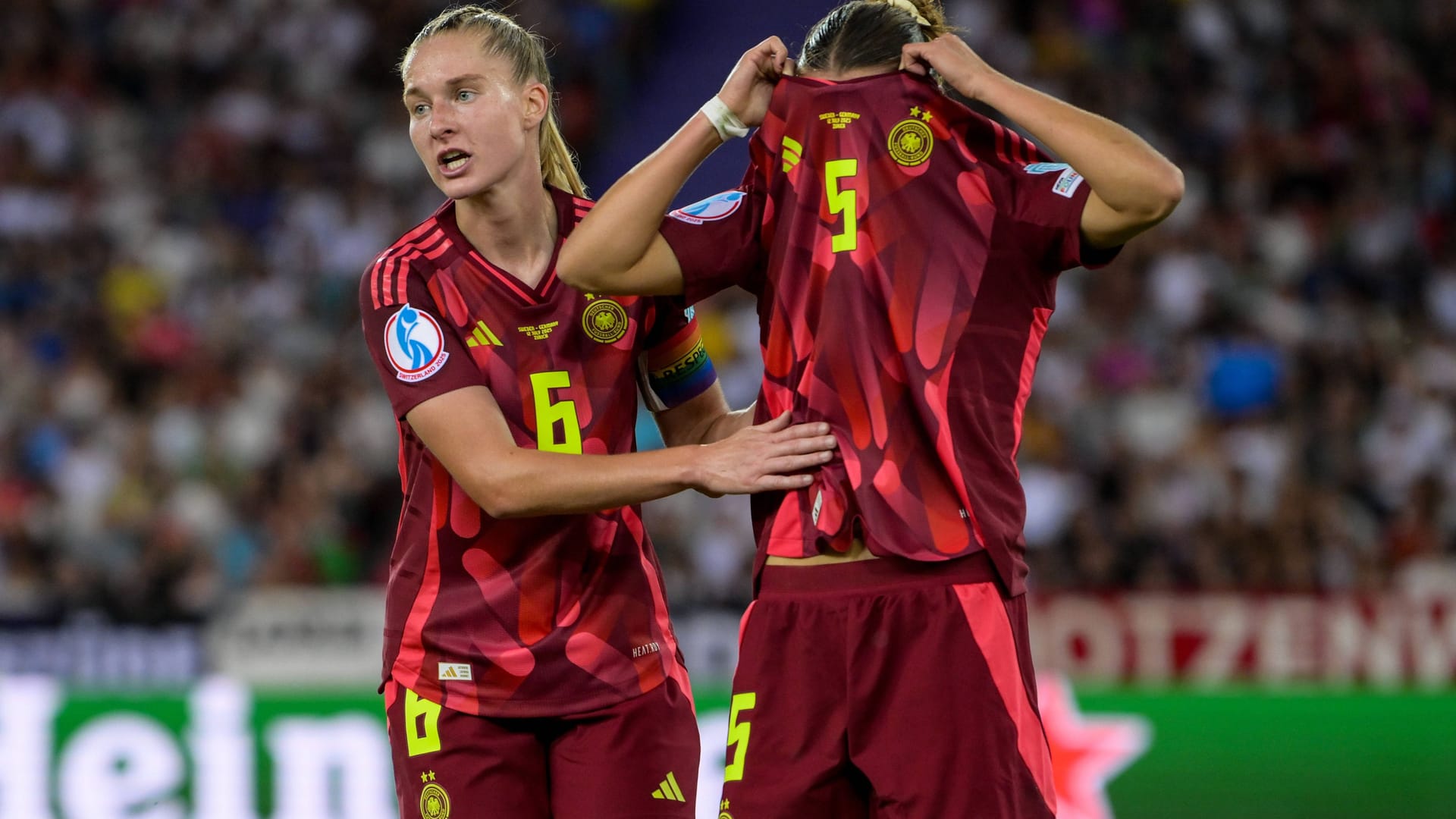 Das deutsche Frauen-Nationalteam hatte sich für das letzte EM-Gruppenspiel viel vorgenommen. Das Duell gegen Schweden entwickelte sich allerdings zu einer Gruselshow – und endete in einem 1:4-Debakel. Die Einzelkritik.