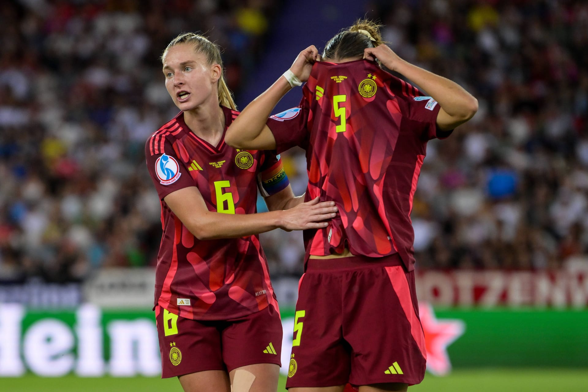 Das deutsche Frauen-Nationalteam hatte sich für das letzte EM-Gruppenspiel viel vorgenommen. Das Duell gegen Schweden entwickelte sich allerdings zu einer Gruselshow – und endete in einem 1:4-Debakel. Die Einzelkritik.