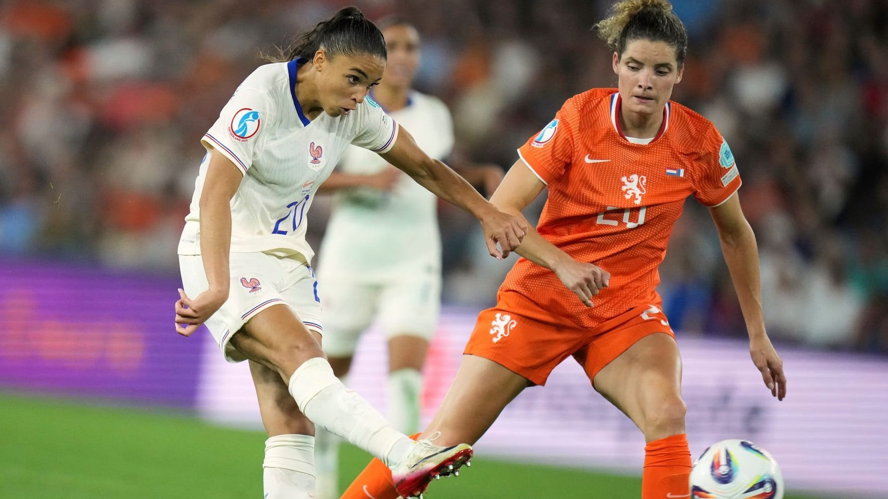 Delphine Cascarino (l.) zieht ab: Die Mittelfeldspielerin traf gegen die Niederlande doppelt.