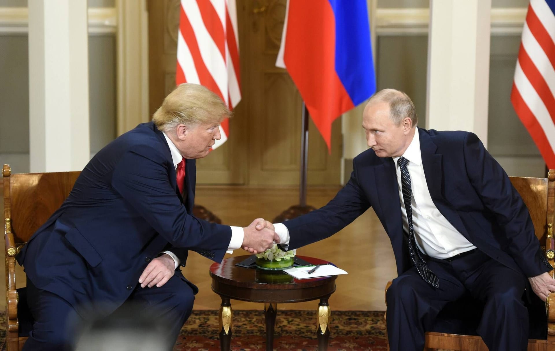 Donald Trump schüttelt Wladimir Putin am 16. Juli 2018 die Hand. Während seiner ersten Amtszeit verbrag der US-Präsident nicht seine Bewunderung für den Kremlchef.