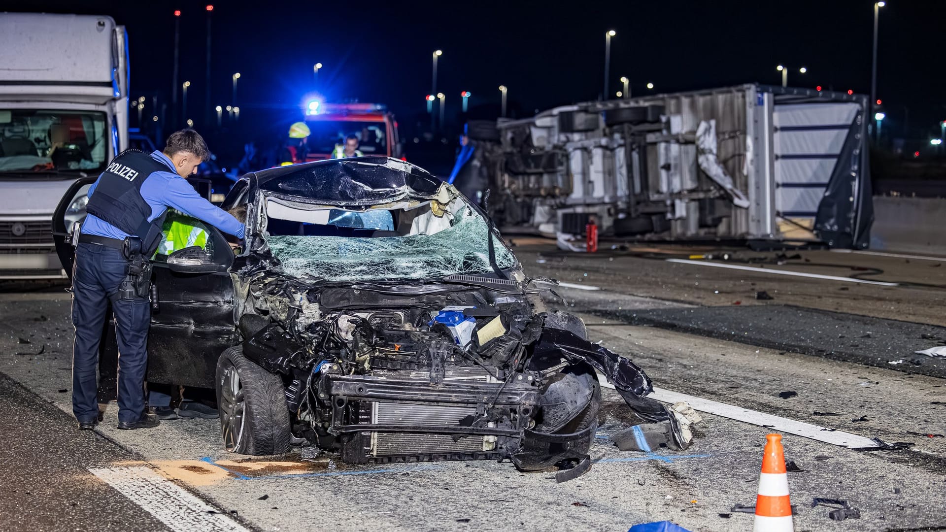 Das Auto des tödlich Verunglückten war nach einem ersten Unfall auf dem Seitenstreifen abgestellt. Danach kam es zur tödlichen Kollision.