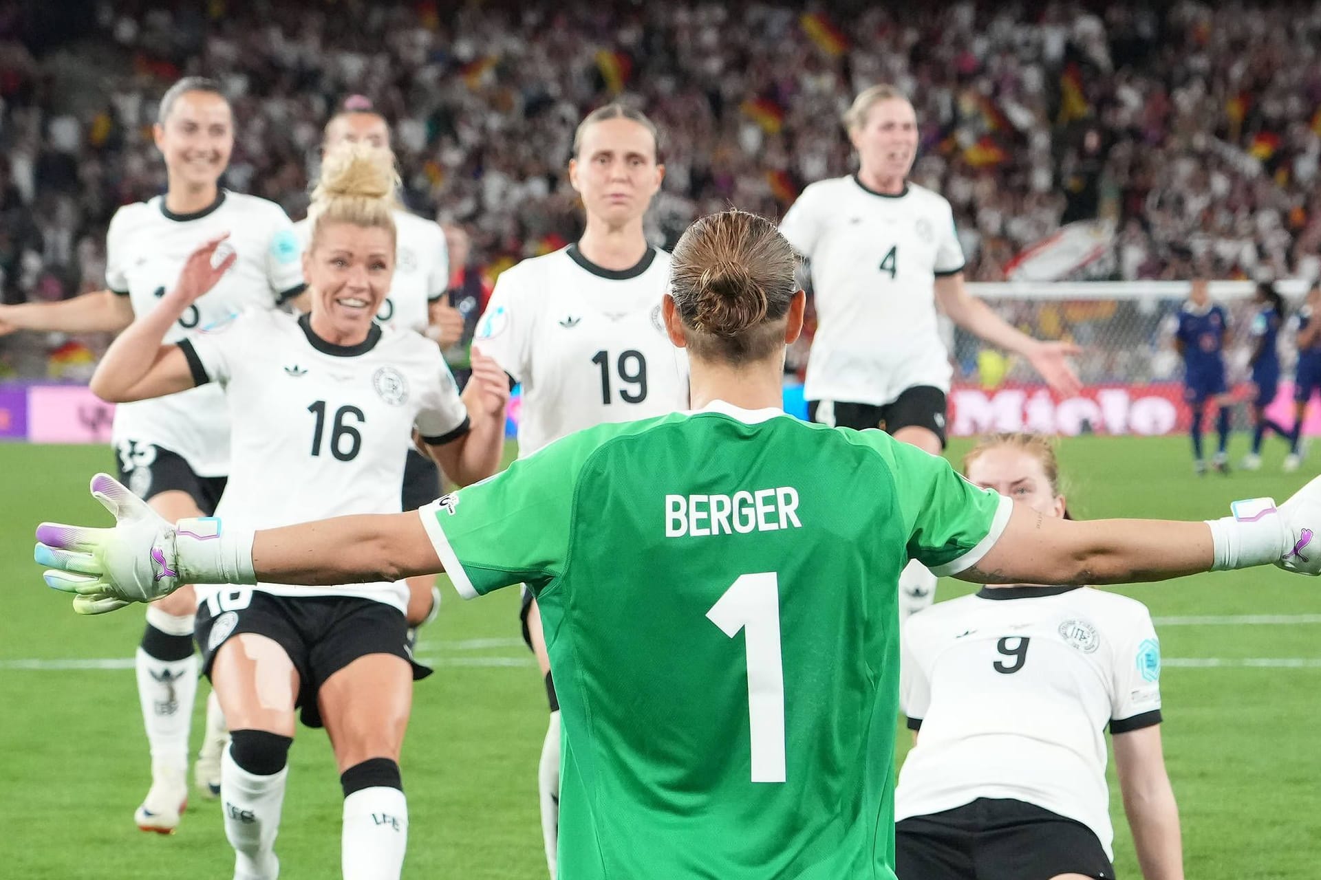 Ann-Katrin Berger (vorn): Sie debütierte im Dezember 2020 bei den DFB-Frauen.