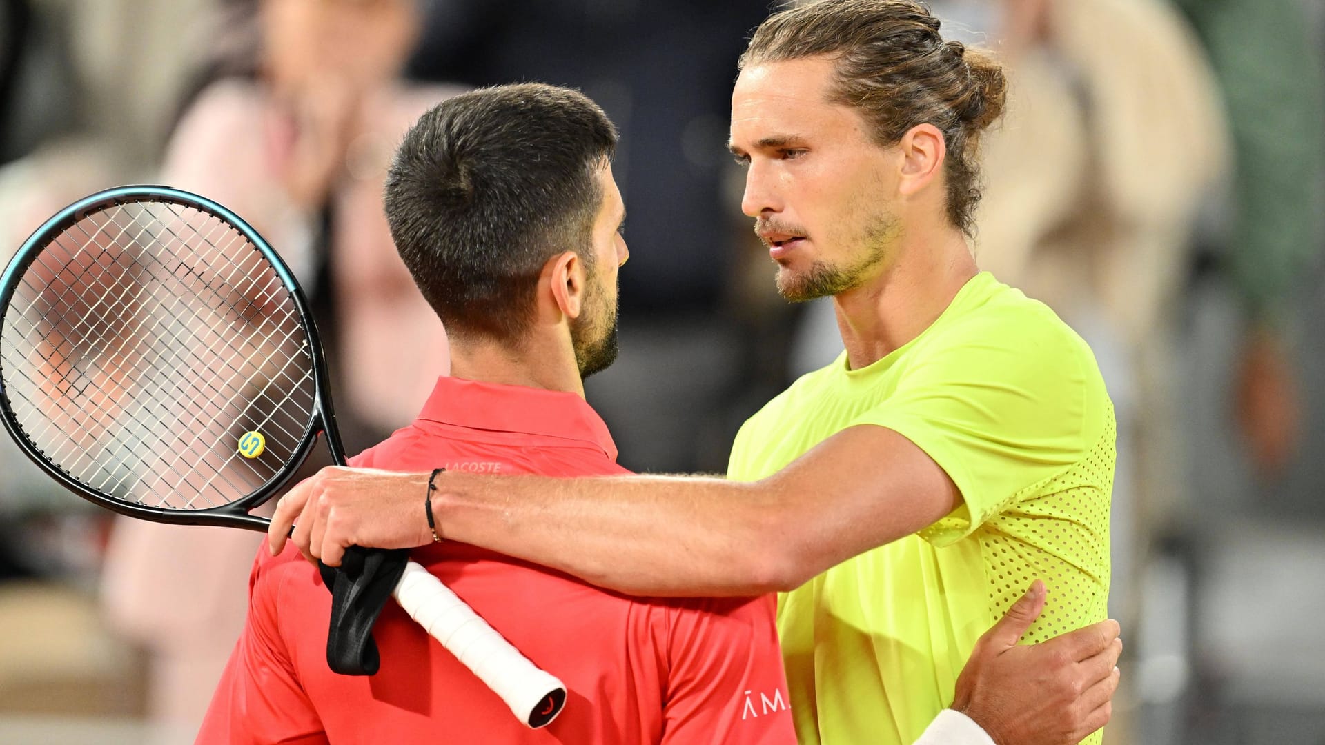 Novak Djoković (l.) und Alexander Zverev vor einem Monat bei ihrem direkten Duell in Paris.