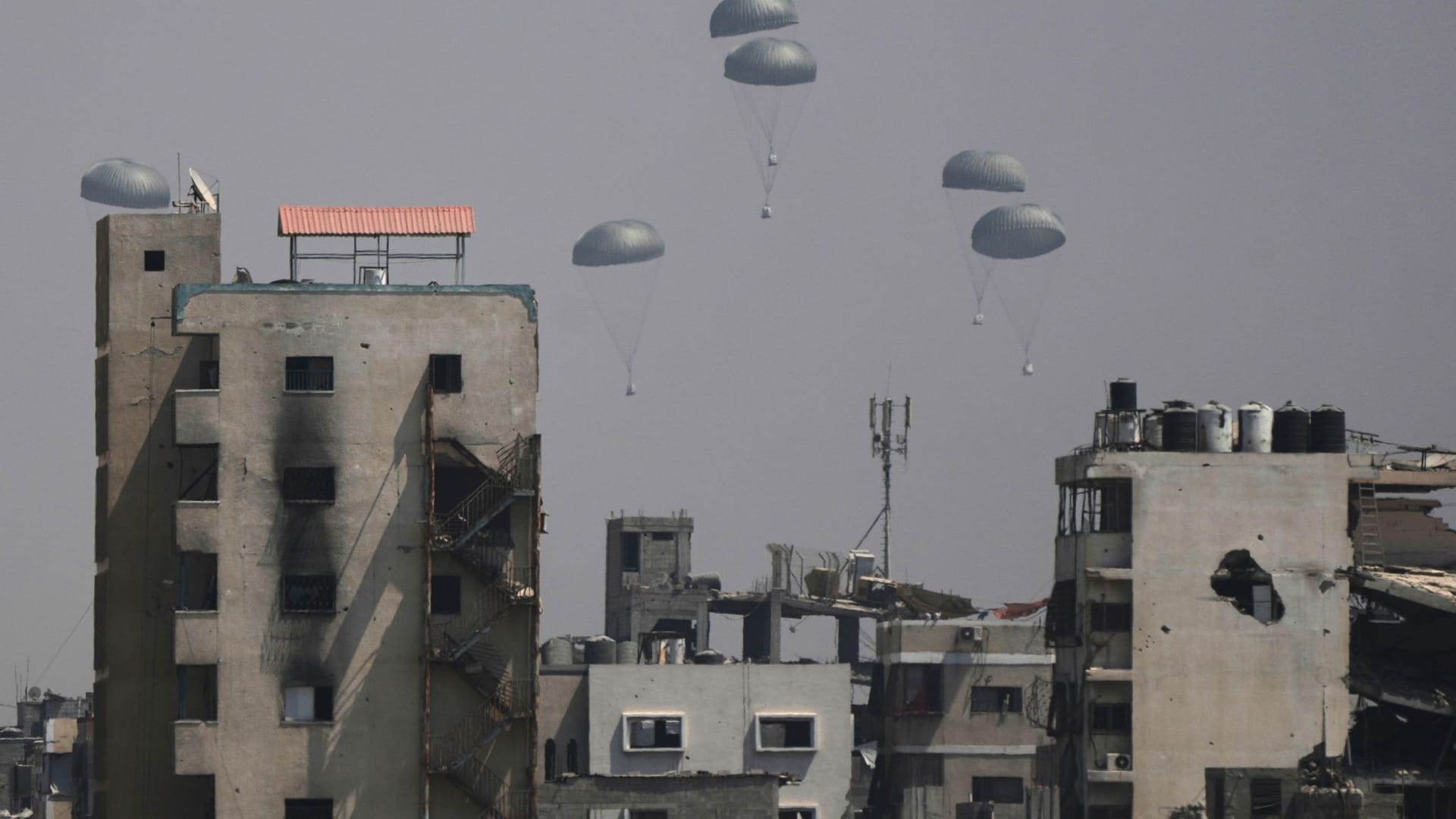 Regierung startet Luftbrücke und erhöht Druck auf Israel
