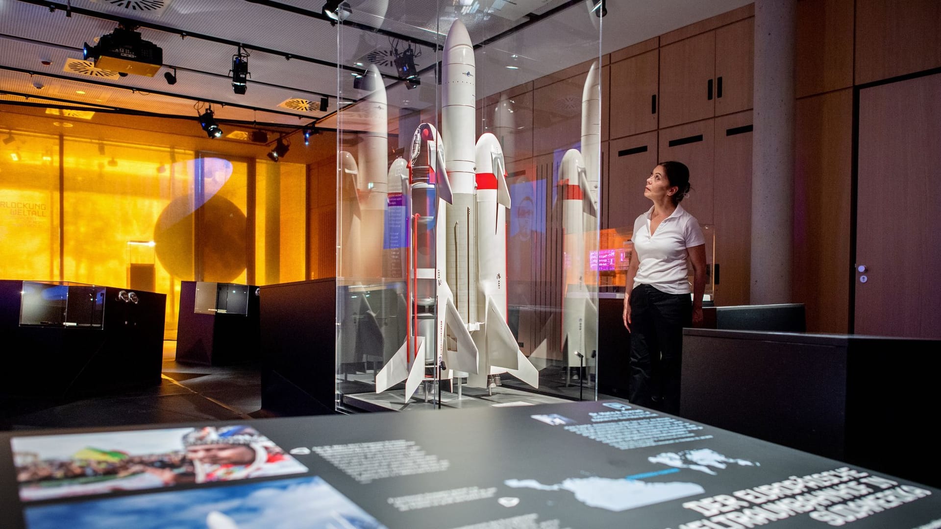 Verlockung Weltall: Im Auswandererhaus in Bremerhaven können Besucher ein Modell der Ariane-5-Trägerrakete bestaunen.
