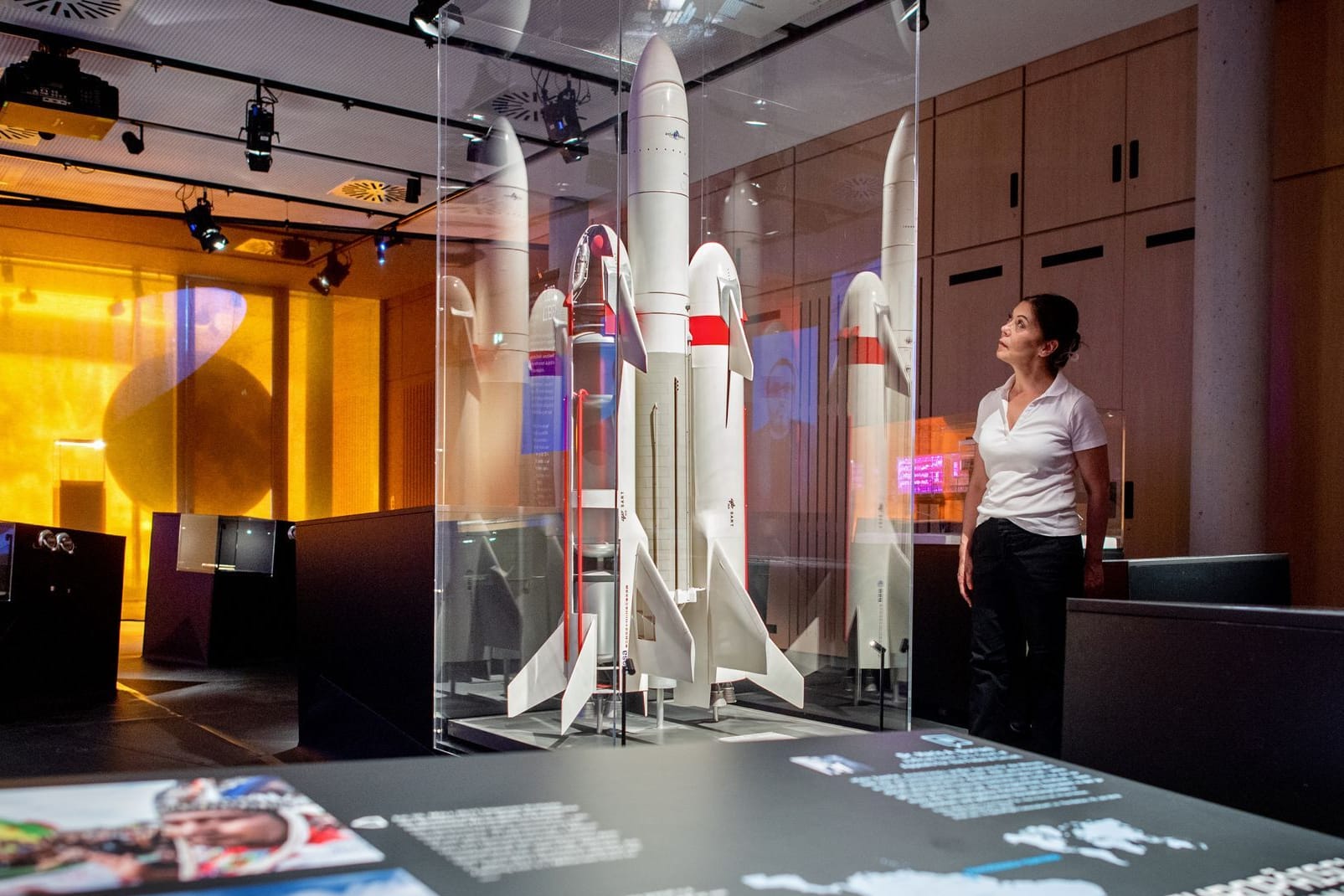 Verlockung Weltall: Im Auswandererhaus in Bremerhaven können Besucher ein Modell der Ariane-5-Trägerrakete bestaunen.