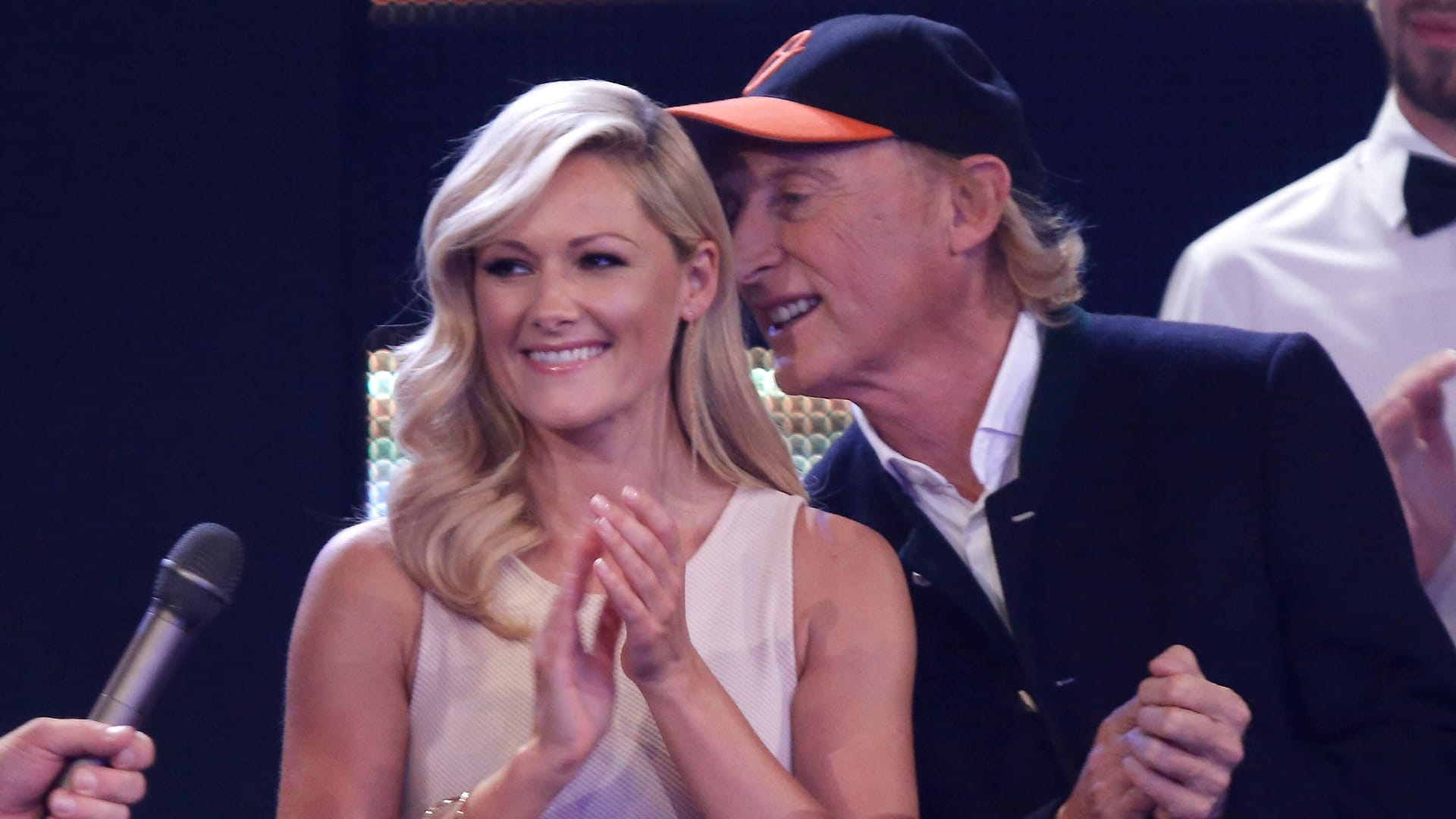 Otto Waalkes (r.) flüstert Helene Fischer etwas ins Ohr (Archivbild): Der Schlagerstar und der Komiker haben sich für einen neuen Song zusammengeschlossen. Otto Waalkes (r.) flüstert Helene Fischer etwas ins Ohr (Archivbild): Der Schlagerstar und der Komiker haben sich für einen neuen Song zusammengeschlossen.