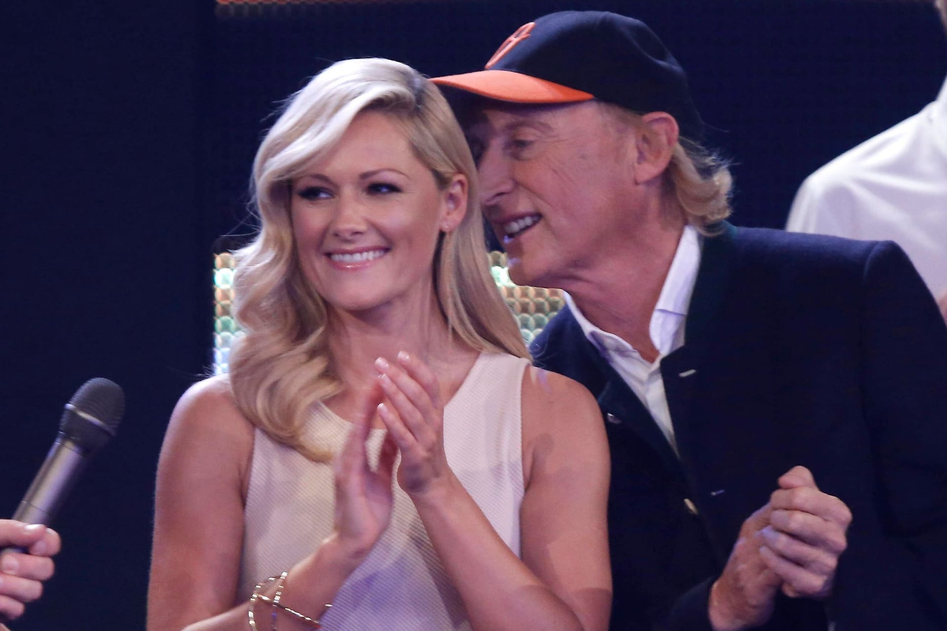 Otto Waalkes (r.) flüstert Helene Fischer etwas ins Ohr (Archivbild): Der Schlagerstar und der Komiker haben sich für einen neuen Song zusammengeschlossen.