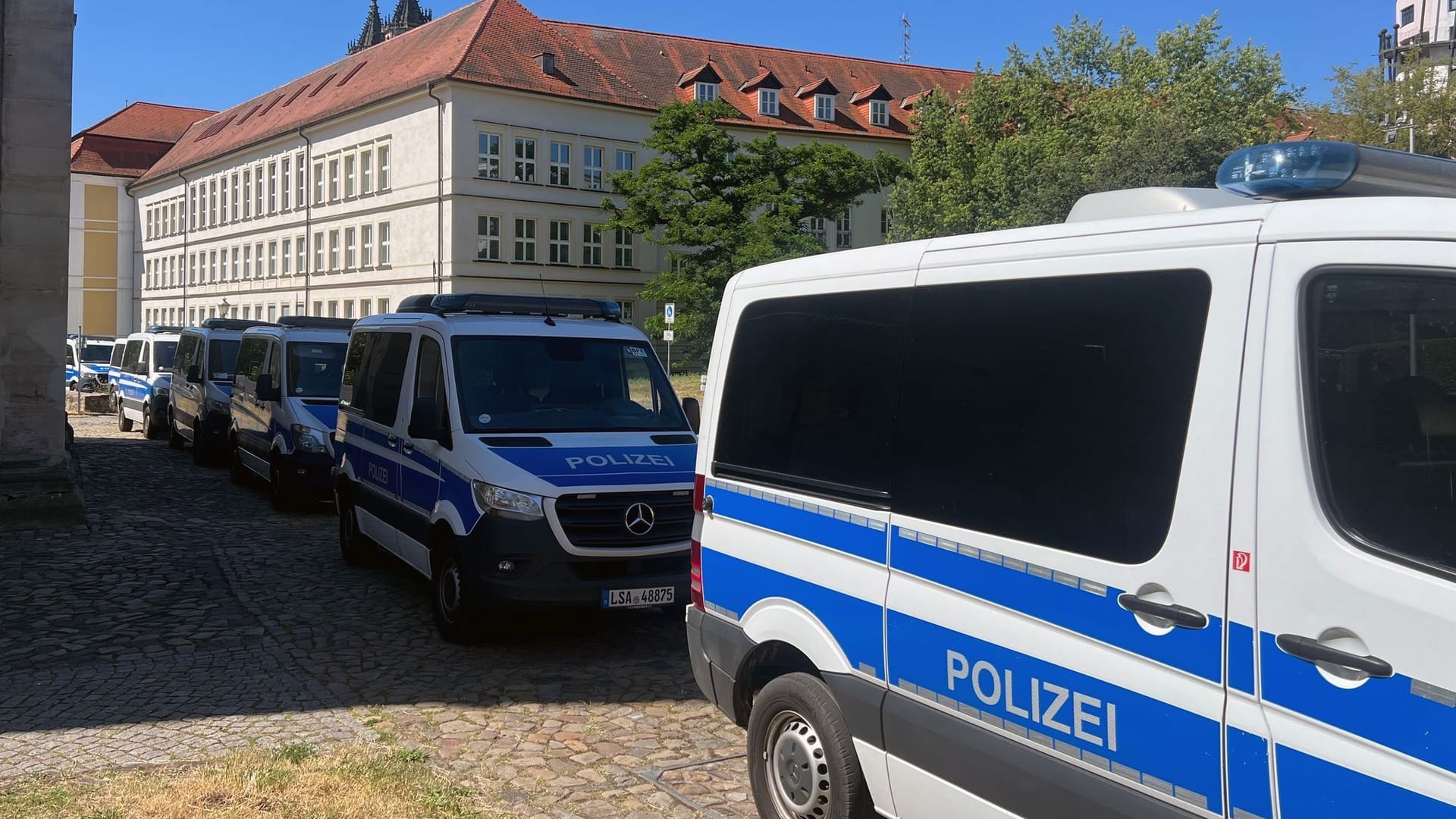 Polizeieinsatz am Landtag in Magdeburg Polizeieinsatz am Landtag in Magdeburg