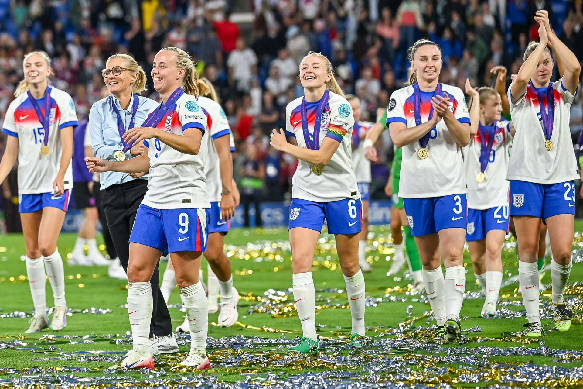 Beth Mead (vorne): Die Engländerin musste im Elfmeterschießen des Finales der Frauen-EM gleich doppelt antreten.