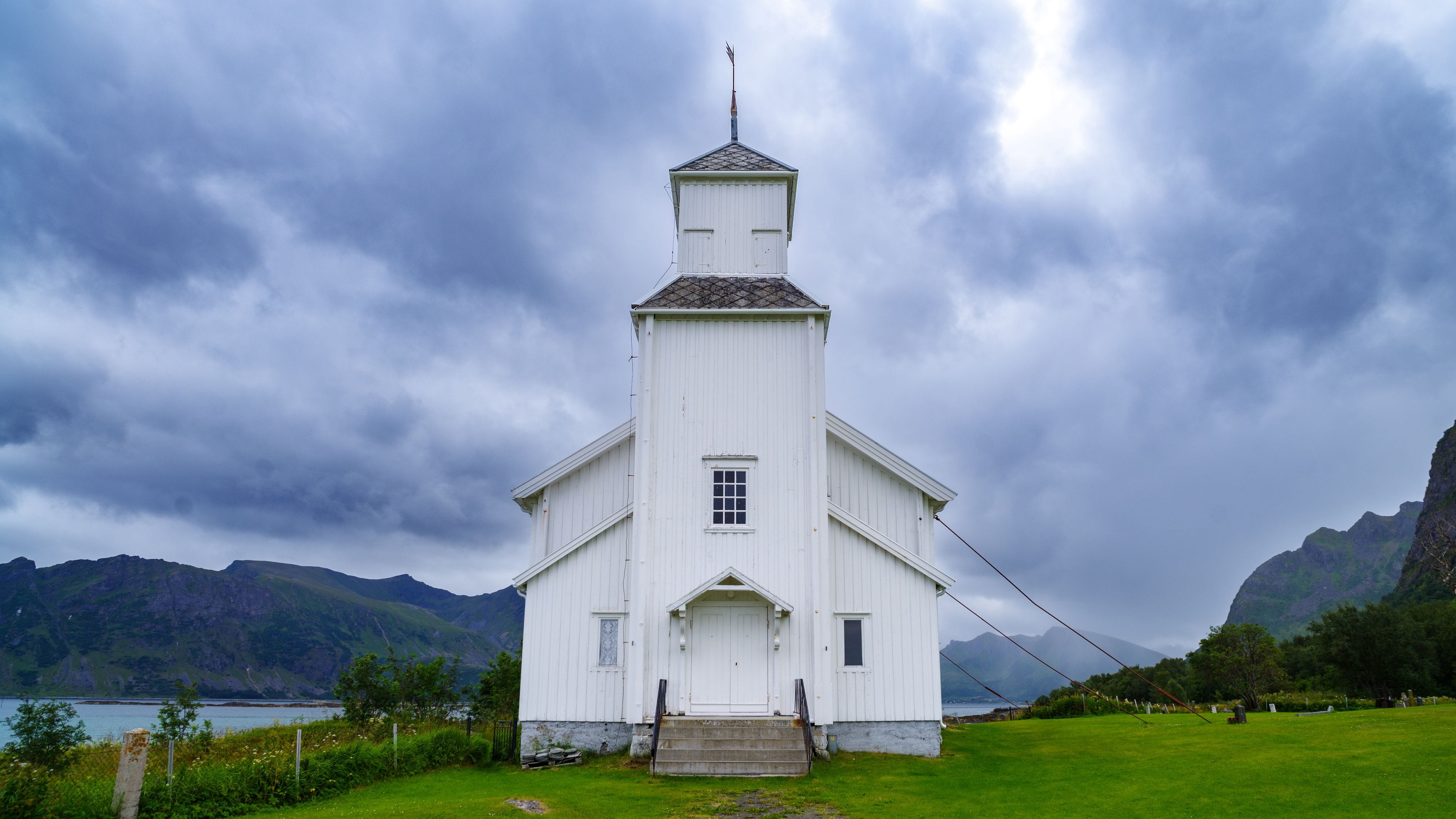 Eine Kirche in dem Dorf Vagan auf den Lofoten (Archivbild): Zwei junge Deutsche sollen für mehrere Brände verantwortlich sein.
