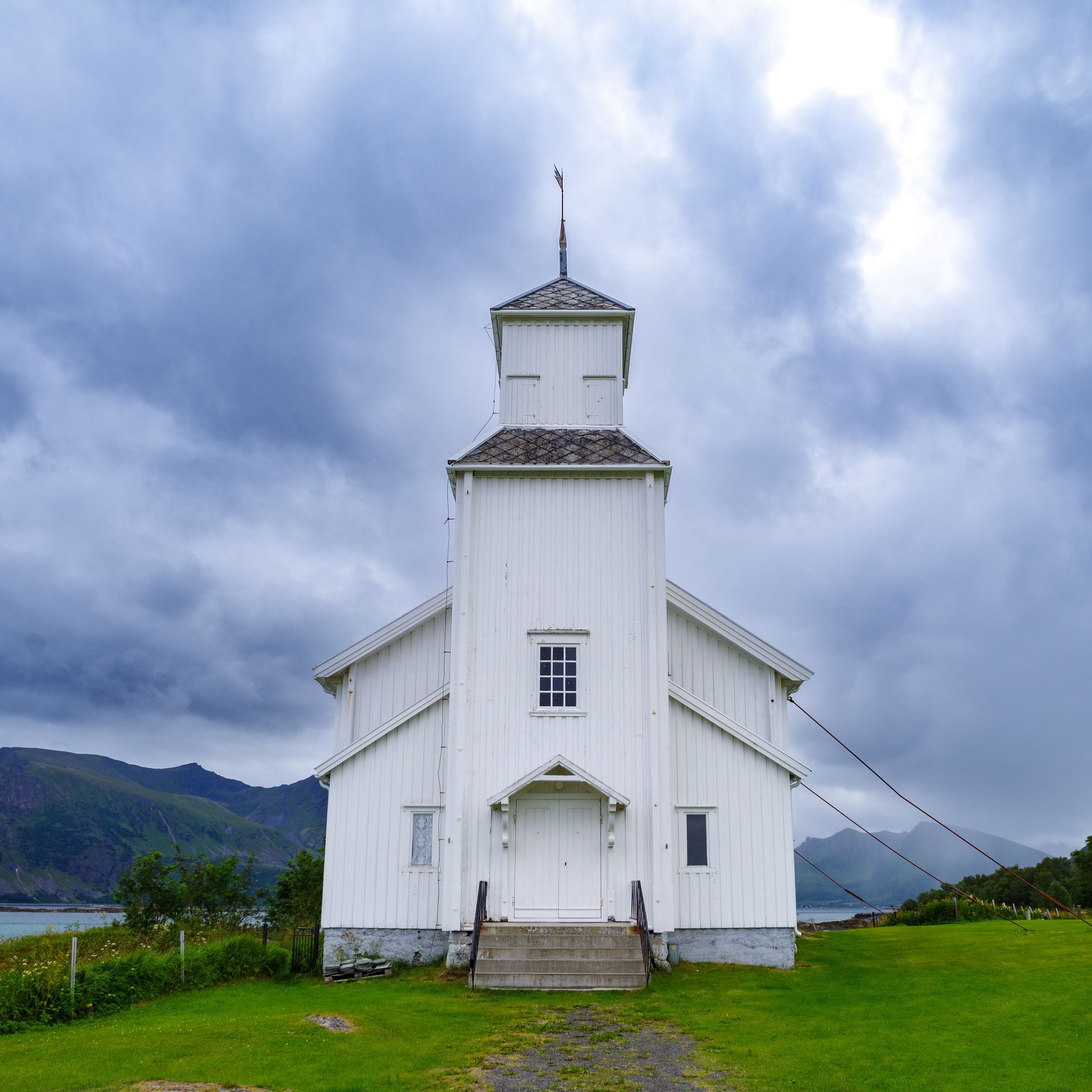 Eine Kirche in dem Dorf Vagan auf den Lofoten (Archivbild): Zwei junge Deutsche sollen für mehrere Brände verantwortlich sein.