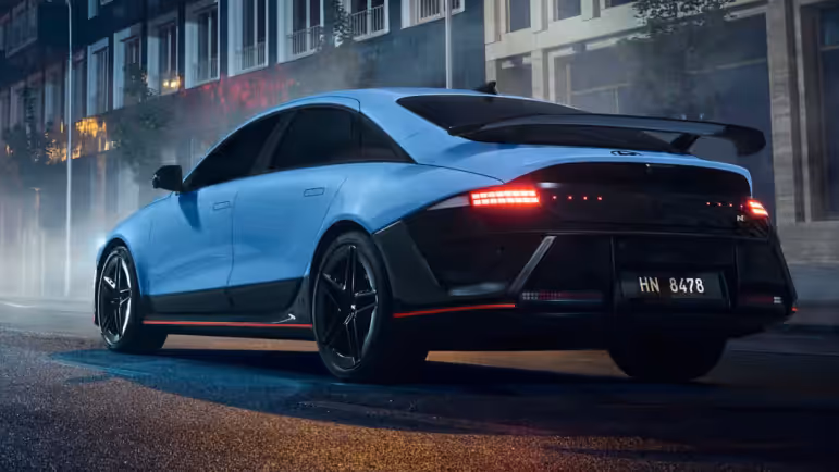 Aggressiv: Mit Schwanenhalsspoiler, verbreiterten Kotflügeln und schwarz lackierten Elementen macht der Ioniq 6 N auf dicke Hose.