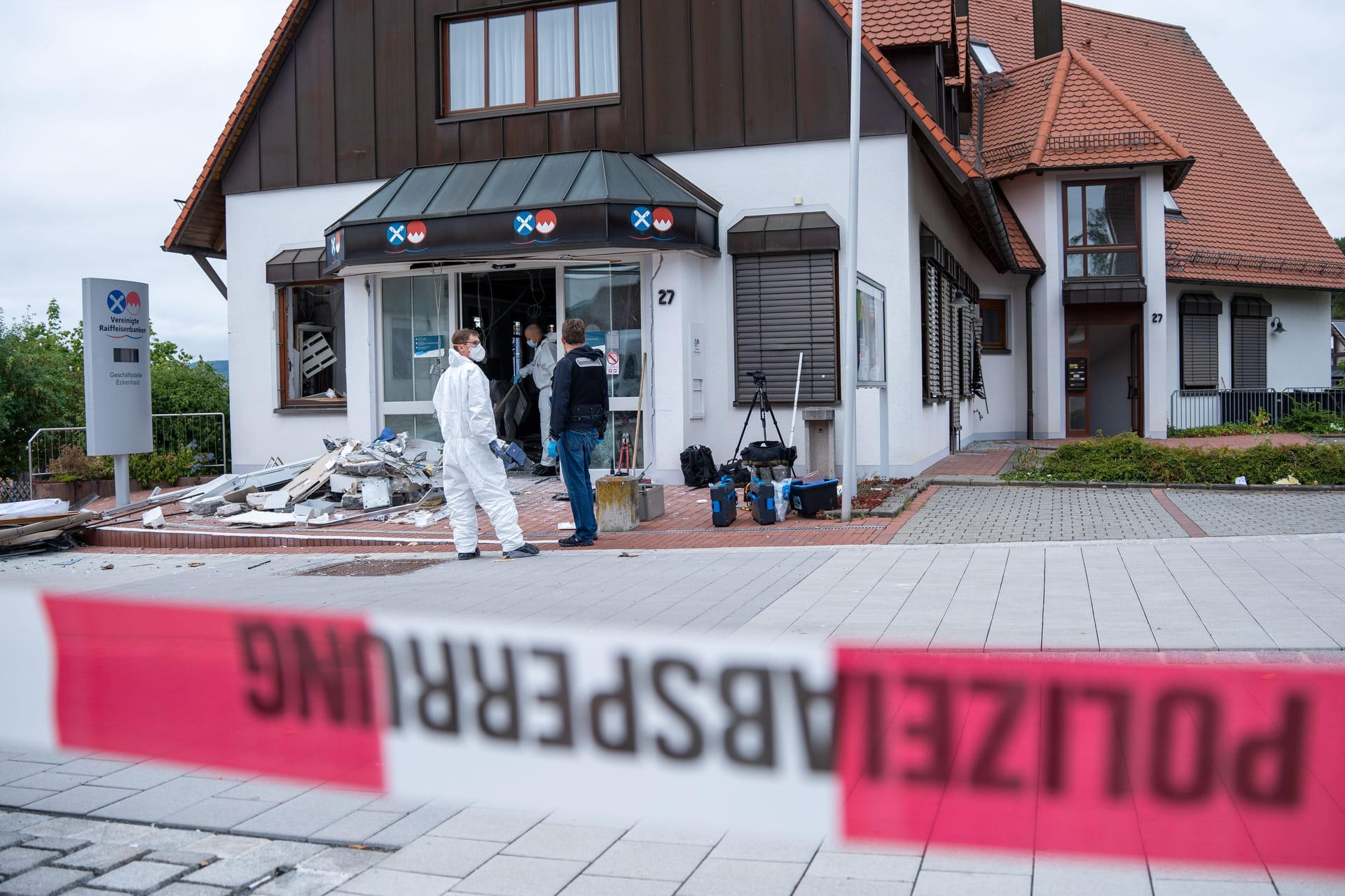Tatort in Eckental: In der Nacht zum Montag (07.07.2025) haben Unbekannte hier einen Geldautomaten gesprengt.