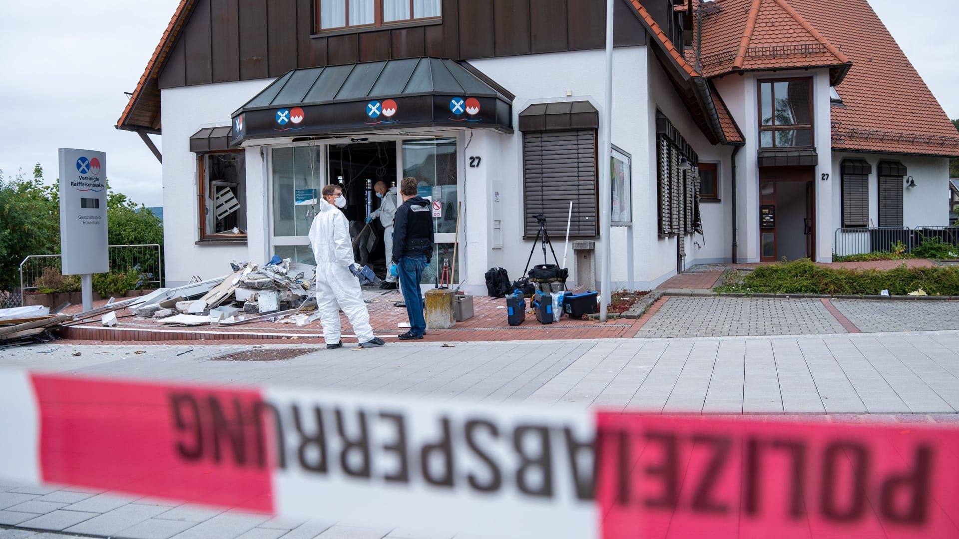 Tatort in Eckental: In der Nacht zum Montag (07.07.2025) haben Unbekannte hier einen Geldautomaten gesprengt.