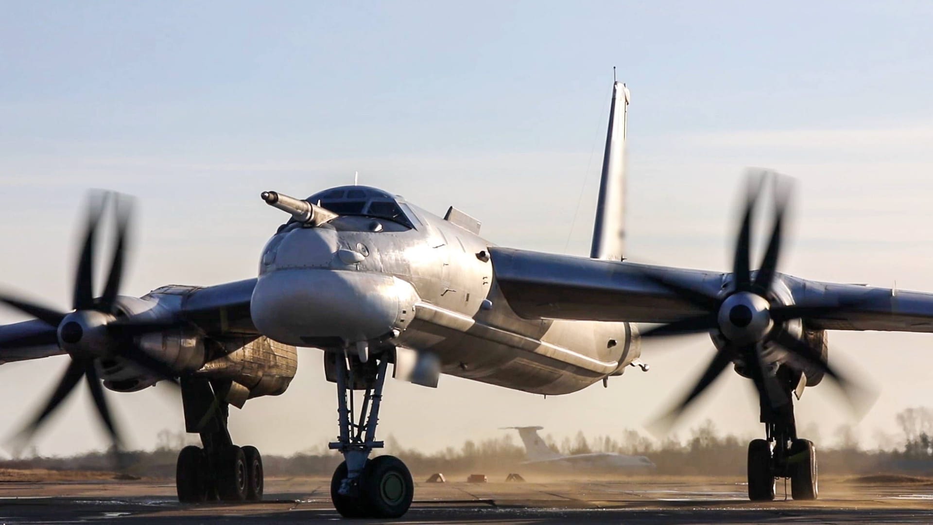 Ein russischer Tu-95MS-Bomber: Mit diesen Flugzeugen greift Putin die Ukraine immer wieder massiv an,