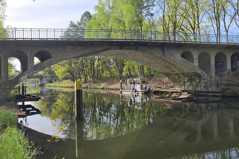 Unter dieser Brücke wurde in Velten der menschliche Schädel entdeckt (Archivbild).