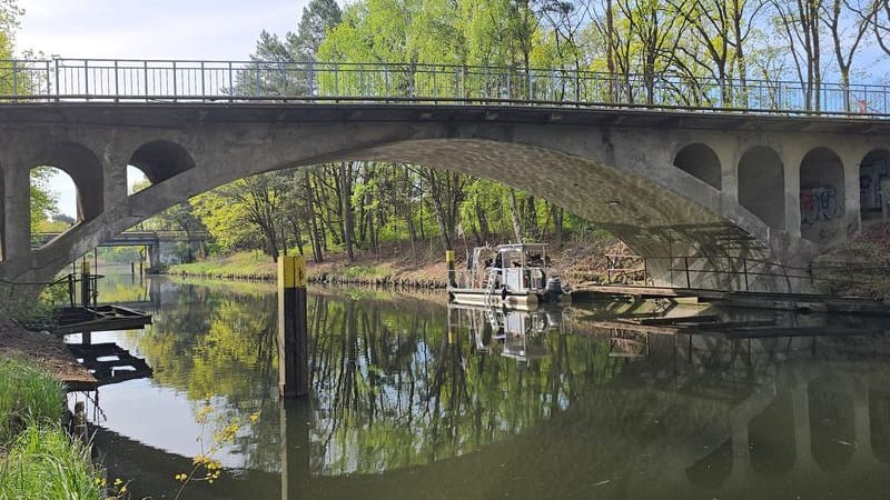 Unter dieser Brücke wurde in Velten der menschliche Schädel entdeckt (Archivbild). Unter dieser Brücke wurde in Velten der menschliche Schädel entdeckt (Archivbild).