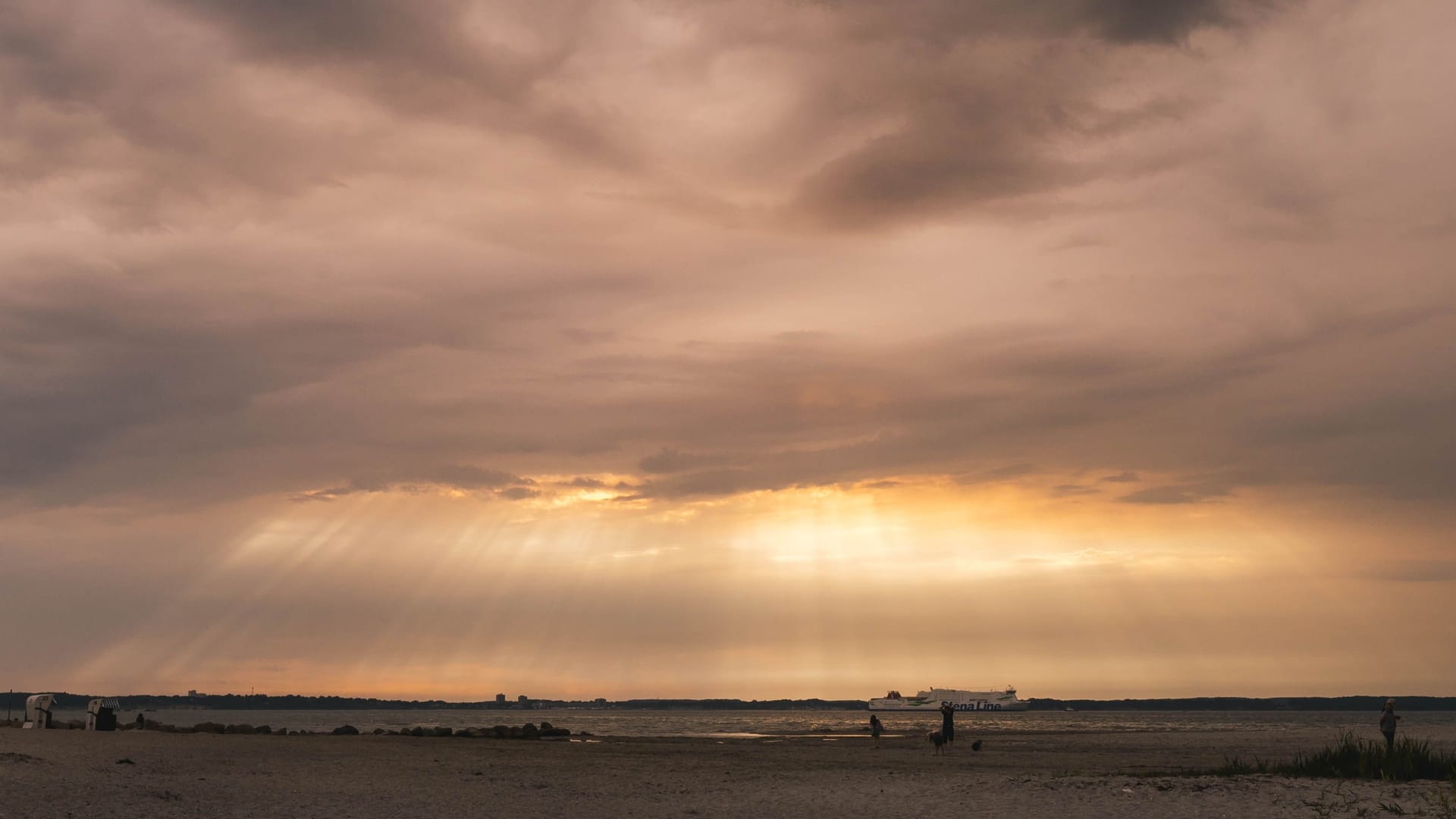 Der Strand von Stein: Im Hintergrund fährt die Fähre der Linie "Stena Line", die zwischen Kiel und Göteburg verkehrt.