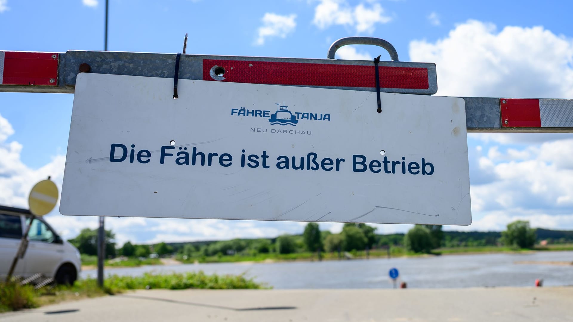 "Die Fähre ist außer Betrieb" steht auf einem Schild am Anleger: Seit Mai kann die Elbfähre "Tanja" nicht mehr fahren.